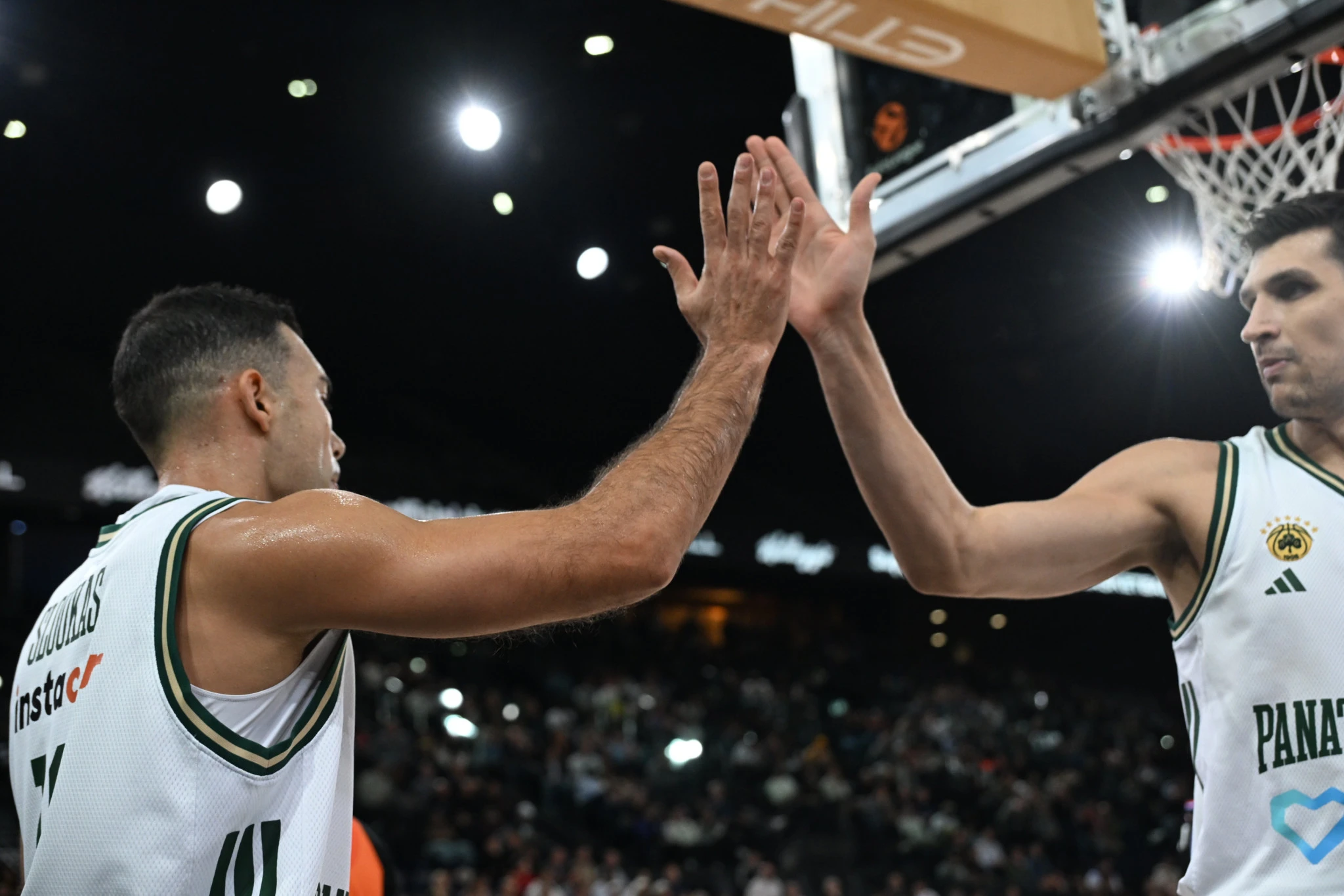 &nbsp;Ο Κώστας Σλούκας κάνει high-five με τον Ντίνο Μήτογλου! / Πηγή: Βαγγέλης Στόλης&nbsp;