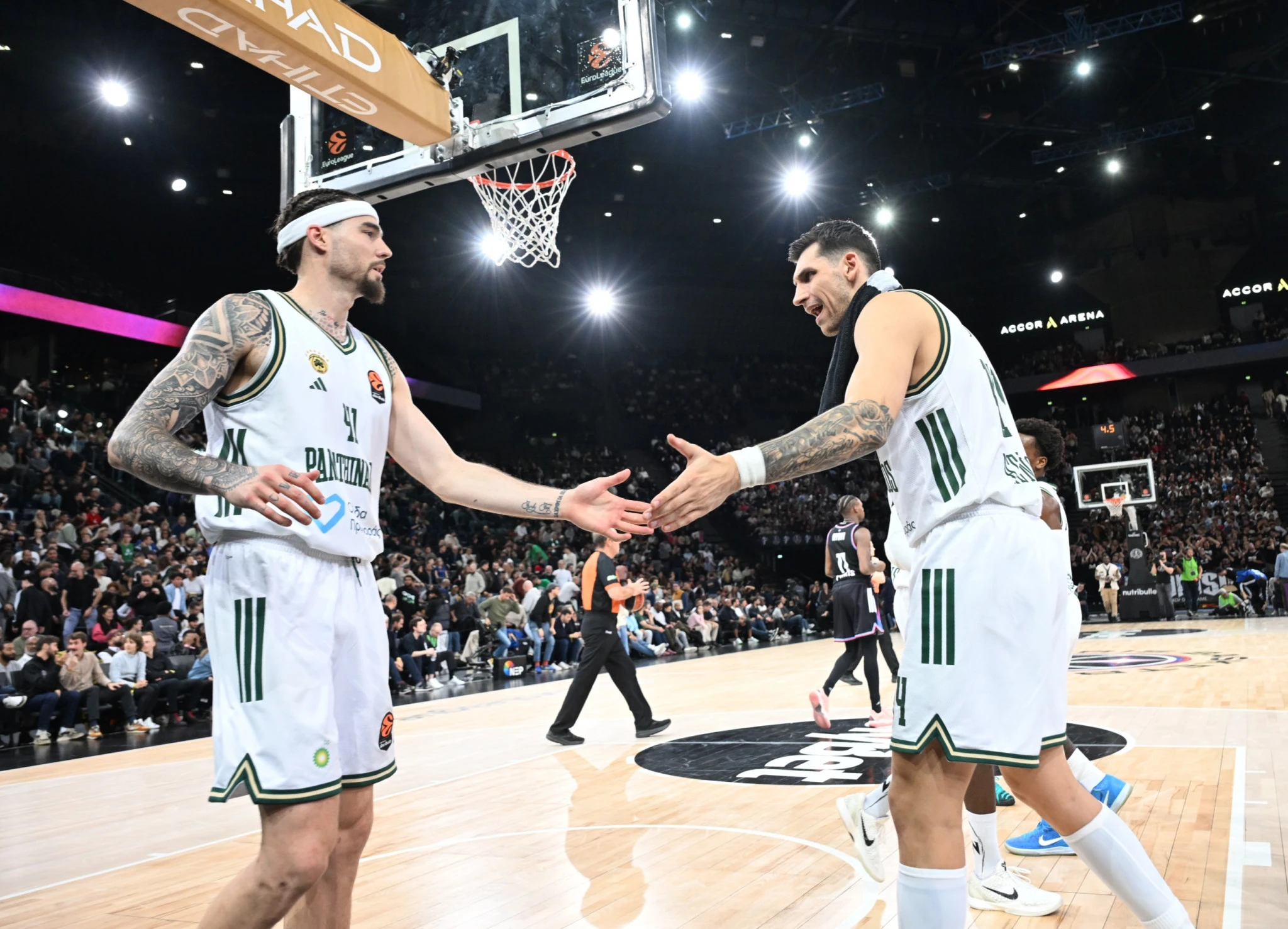 Ο Ντίνος Μήτογλου δέχεται τα συγχαρητήρια του Χουάντσο Ερνανγκόμεθ / Πηγή: V. Stolis