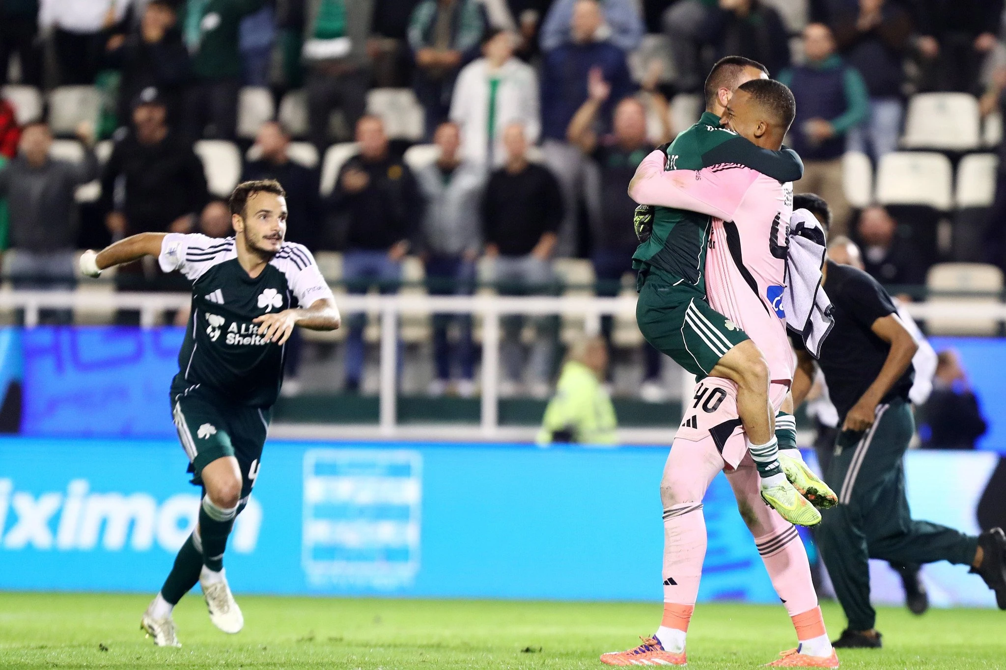 Ο Αλμπάν Λαφόν πανηγυρίζει μαζί με τους συμπαίκτες του / Πηγή: InTime