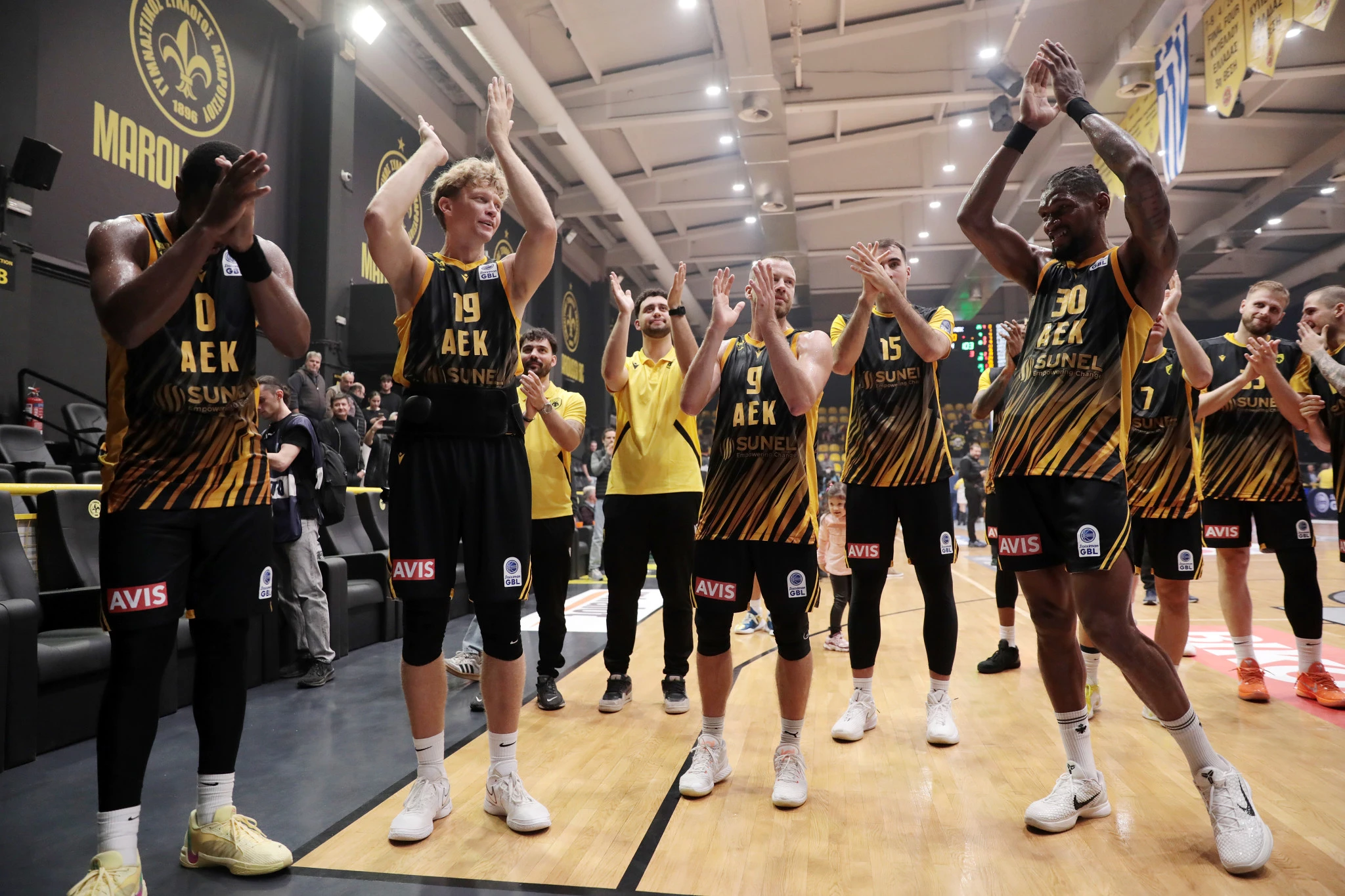 Οι παίκτες της ΑΕΚ με τον κόσμο στο Μαρούσι, Πηγή: Eurokinissi