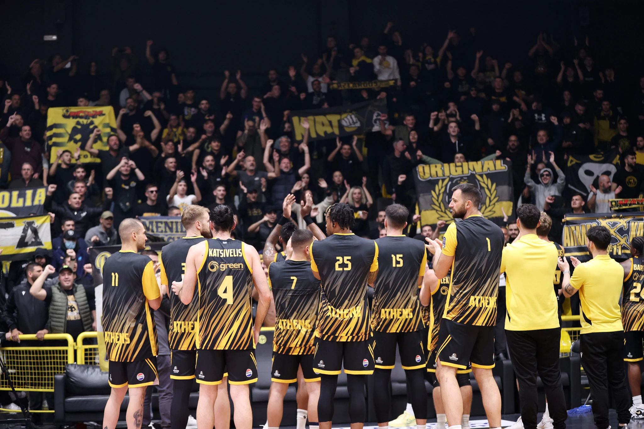 Οι παίκτες της ΑΕΚ με τον κόσμο στο Μαρούσι, Πηγή: Eurokinissi