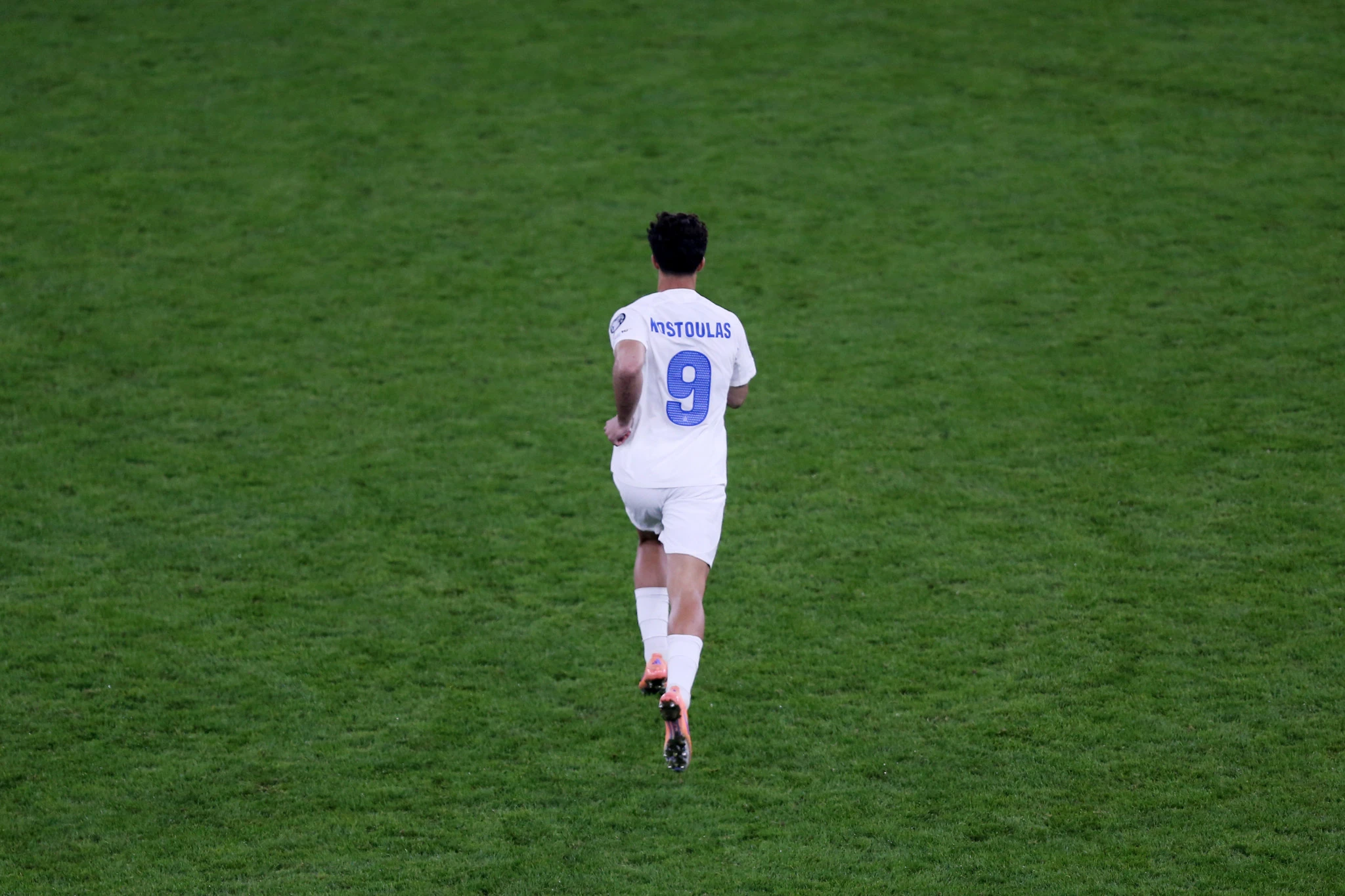 Ο Μπάμπης Κωστούλας πατάει τον αγωνιστικό χώρο φορώντας τη φανέλα της Εθνικής Ανδρών για πρώτη φορά / Πηγή: Eurokinissi