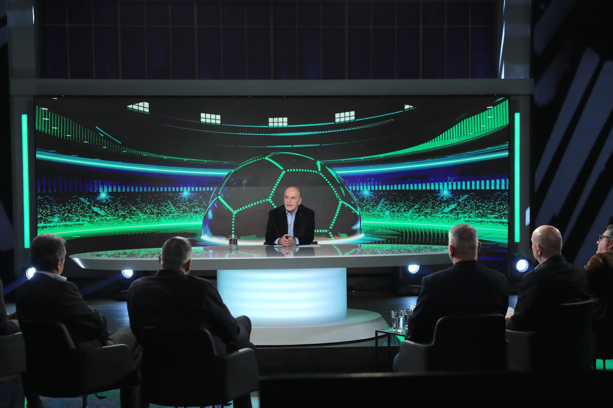 Ο Γιάννης Αλαφούζος στη μεγάλη συνέντευξη που παρέθεσε παρουσία έξι δημοσιογράφων / Πηγή: Intime