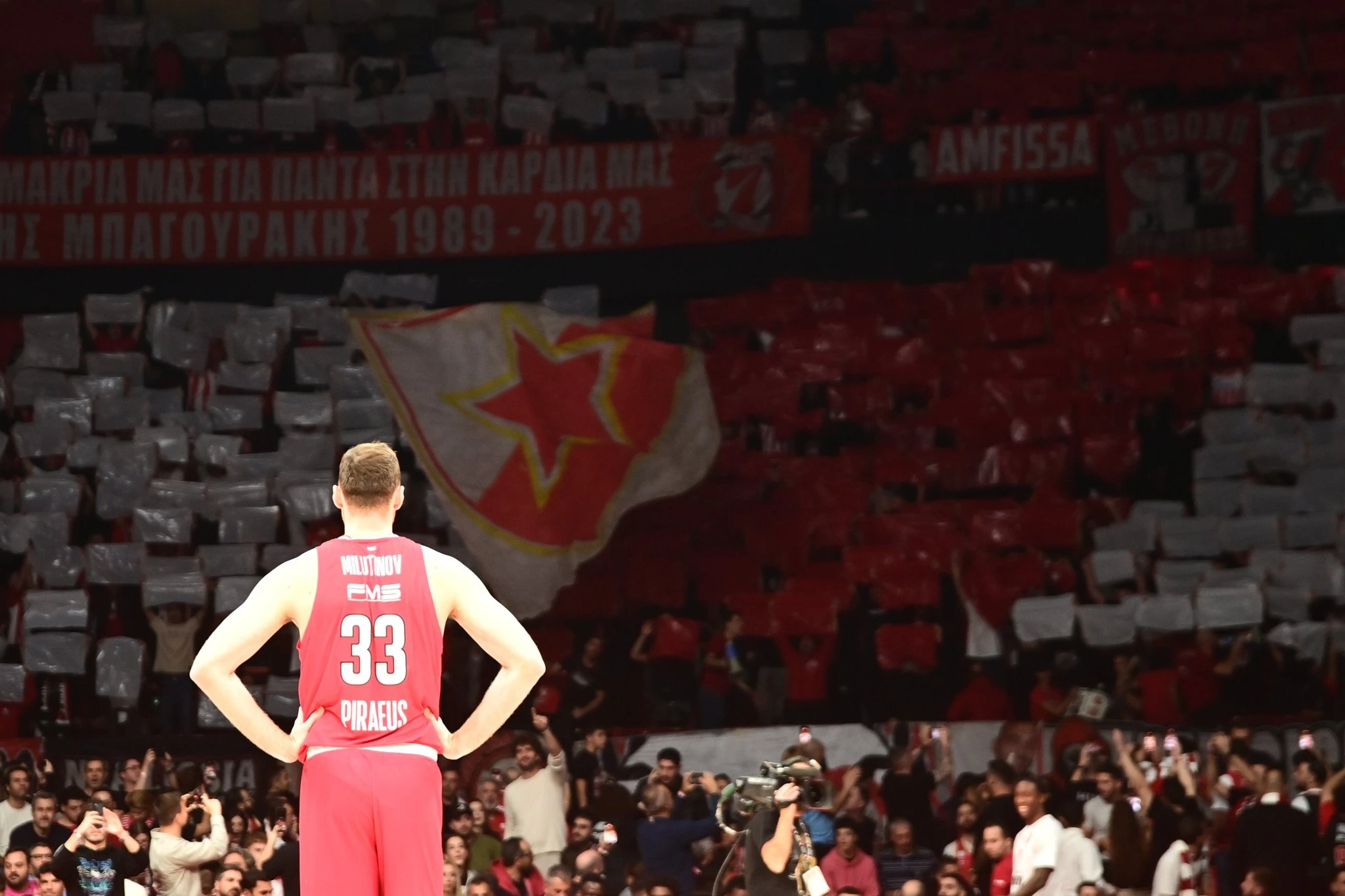 Ο Νίκολα Mιλουτίνοβ μπροστά στο κορεό που ετοίμασαν οι φίλοι του Ολυμπιακού - Πηγή: Eurokinissi