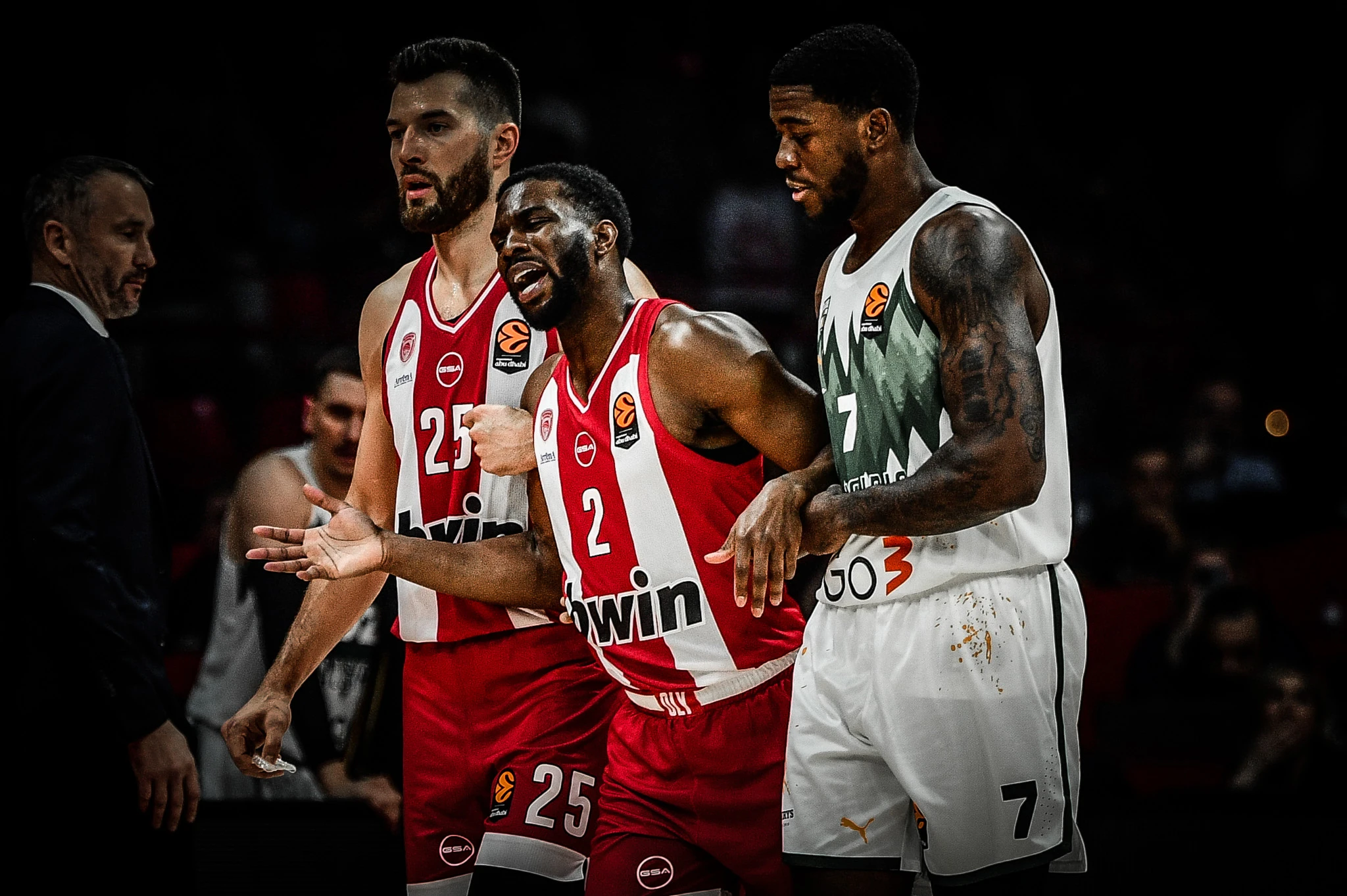 Ο Κίναν Έβανς αποχωρεί τραυματισμένος - Πηγή: Eurokinissi