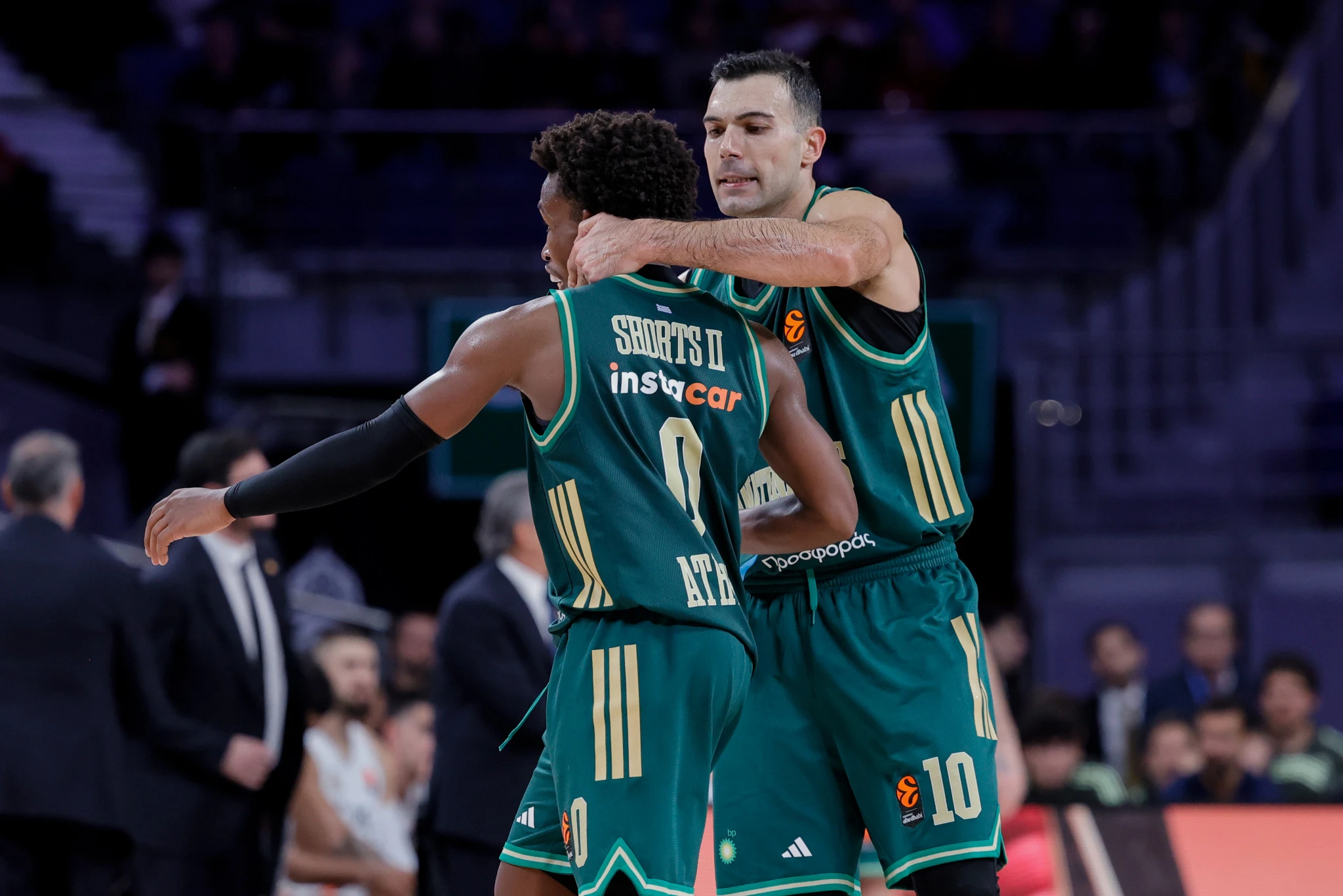 Ο Κώστας Σλούκας που τραυματίστηκε σοβαρά και ο Τι Τζέι Σορτς που έχει πολλά να αποδείξει /Πηγή: Eurokinissi