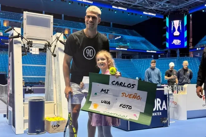 Ο Κάρλος Αλκαράθ μαζί με μία μικρή του θαυμάστρια / Screenshot