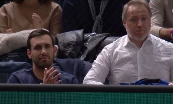 Ο Μαρκ Μάντεν δεξιά στη φωτογραφία/Screenshot