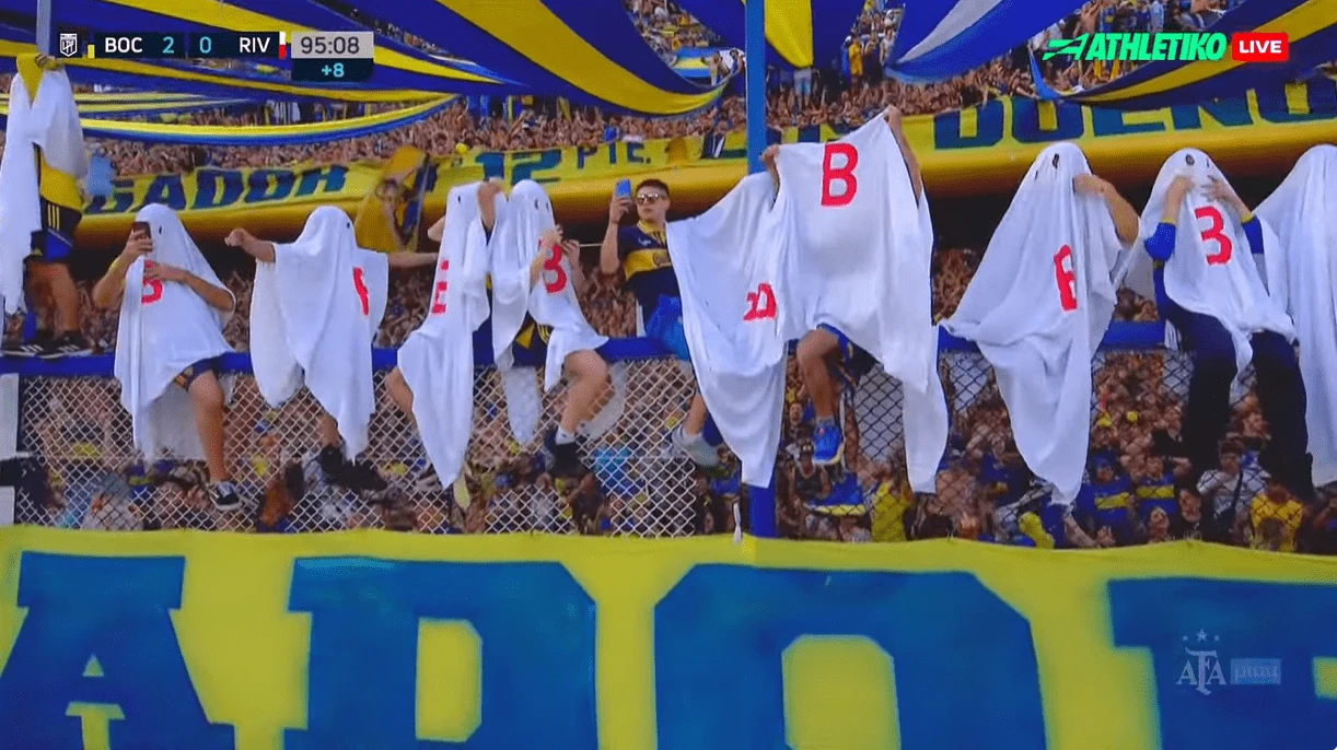 Οι οπαδοί της Μπόκα ντυμένοι... φαντάσματα/Πηγή: Athletiko