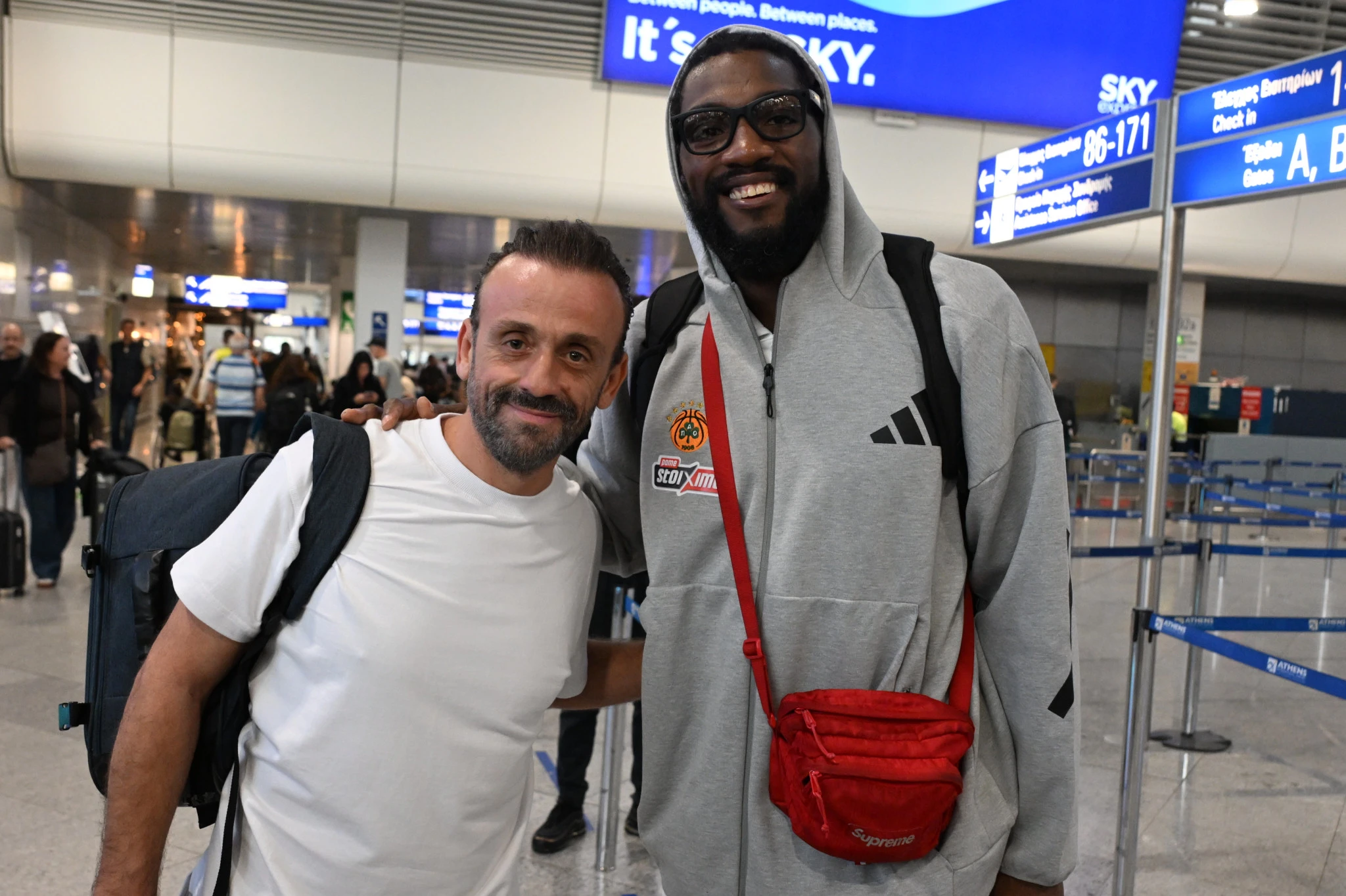 O Κένεθ Φαρίντ φωτογραφίζεται με φίλους του Παναθηναϊκού κατά την αναχώρηση για το Παρίσι / Πηγή: Β. Στόλης