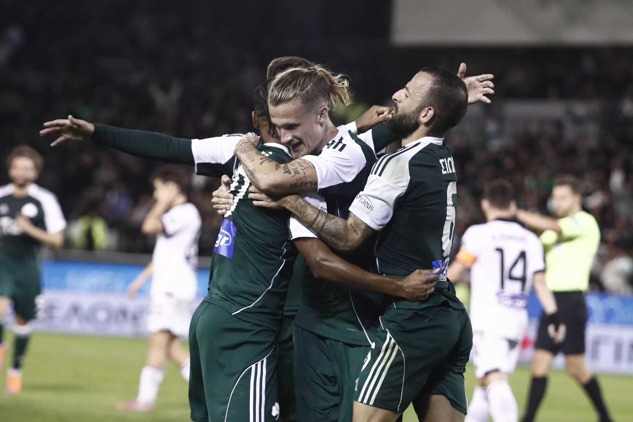 Ο Τιν Γεντβάι «πνίγεται» στις αγκαλιές των συμπαικτών του μετά το 2-0 κόντρα στον ΠΑΟΚ - ΠΗΓΗ: Eurokinissi