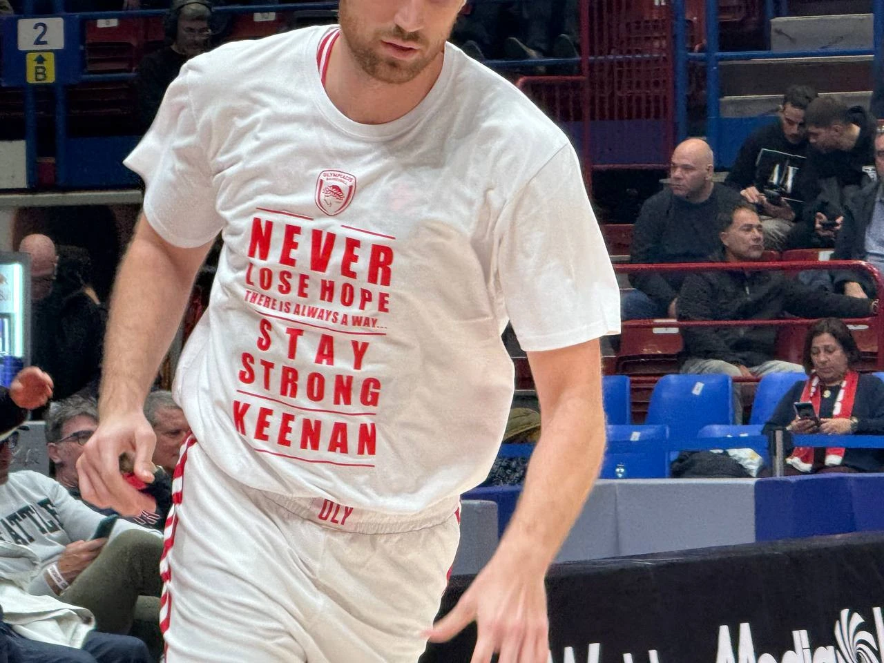 Στο πίσω μέρος του t-shirt γράφει Κίναν Έβανς και το Νο.2. Μπροστά το μήνυμα στήριξης