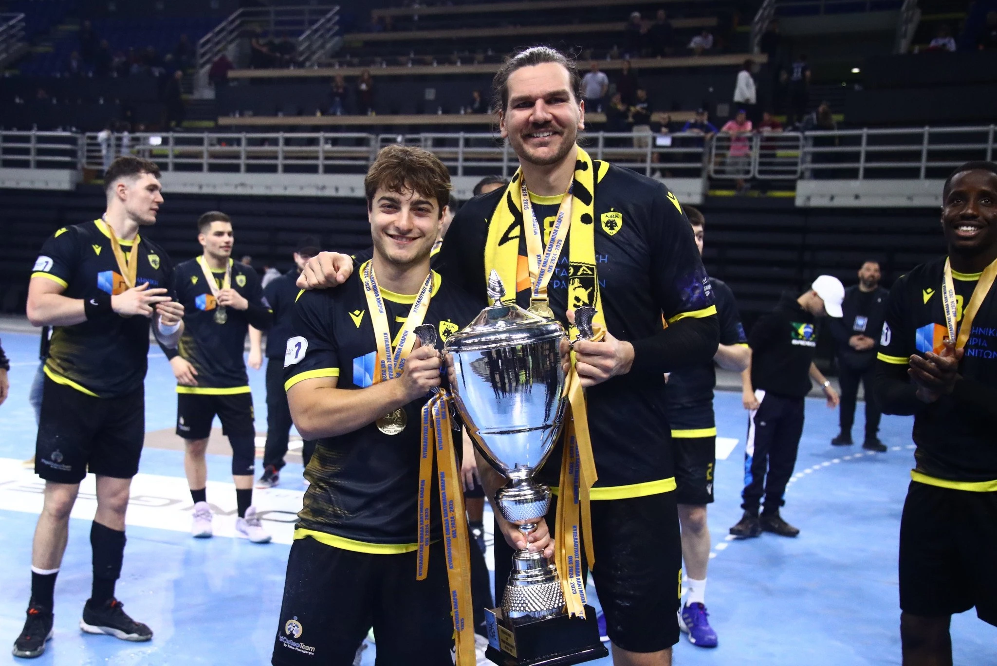 Ο Βλαστός με τον Σμίντ, κρατάνε το Κύπελλο/Πηγή: Eurokinissi