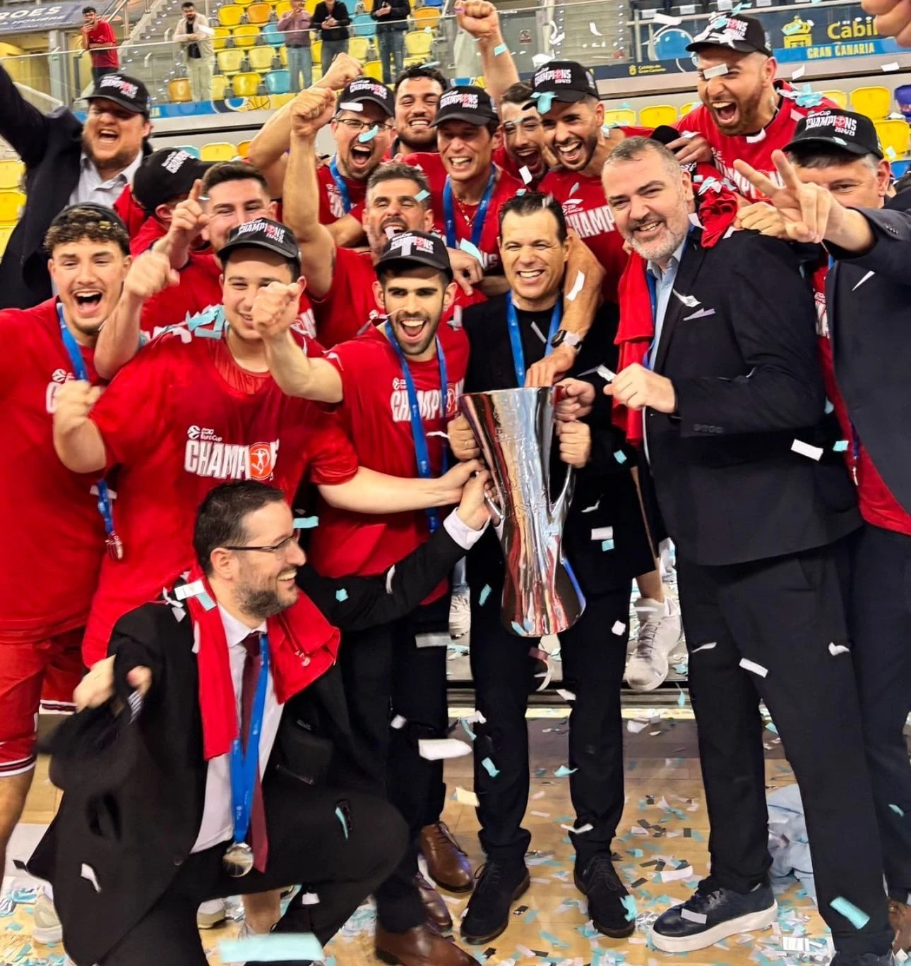 Ο Δημήτρης Ιτούδης πανηγυρίζει την κατάκτηση του Eurocup με τους συνεργάτες του, Στέφανο Δέδα και Γιώργο Χήνα