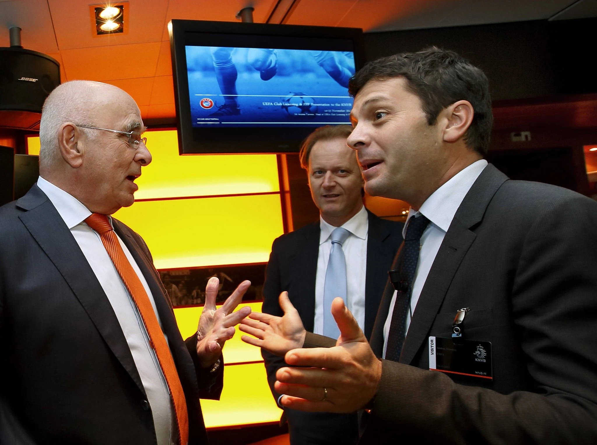 Ο διευθυντής οικονομικής βιωσιμότητας κι έρευνας της UEFA, Αντρέα Τραβέρσο (δεξιά) - ΠΗΓΗ: IMAGO