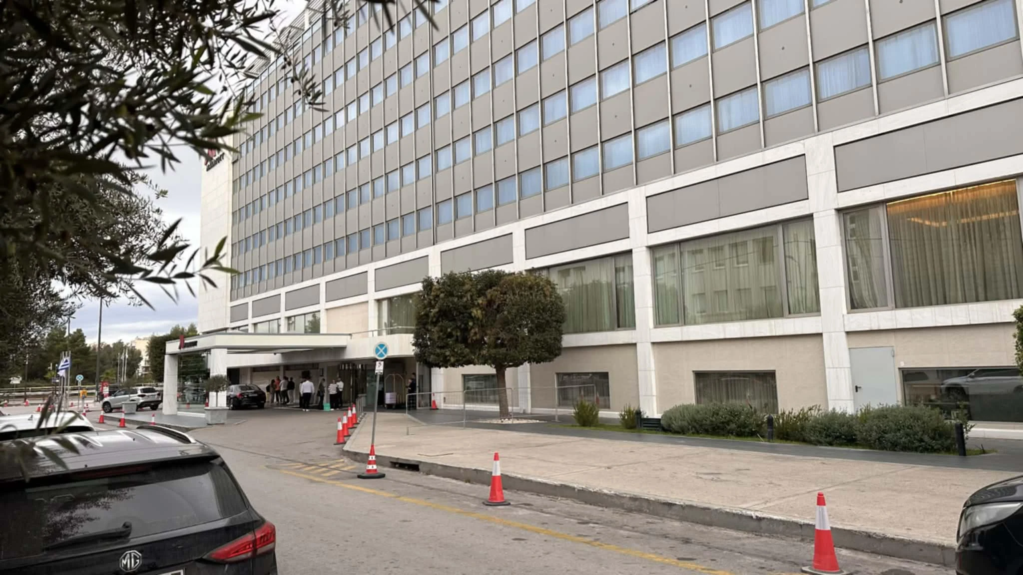 Διακριτική αστυνομική παρουσία έξω από το ξενοδοχείο της Ρεάλ / Athletiko