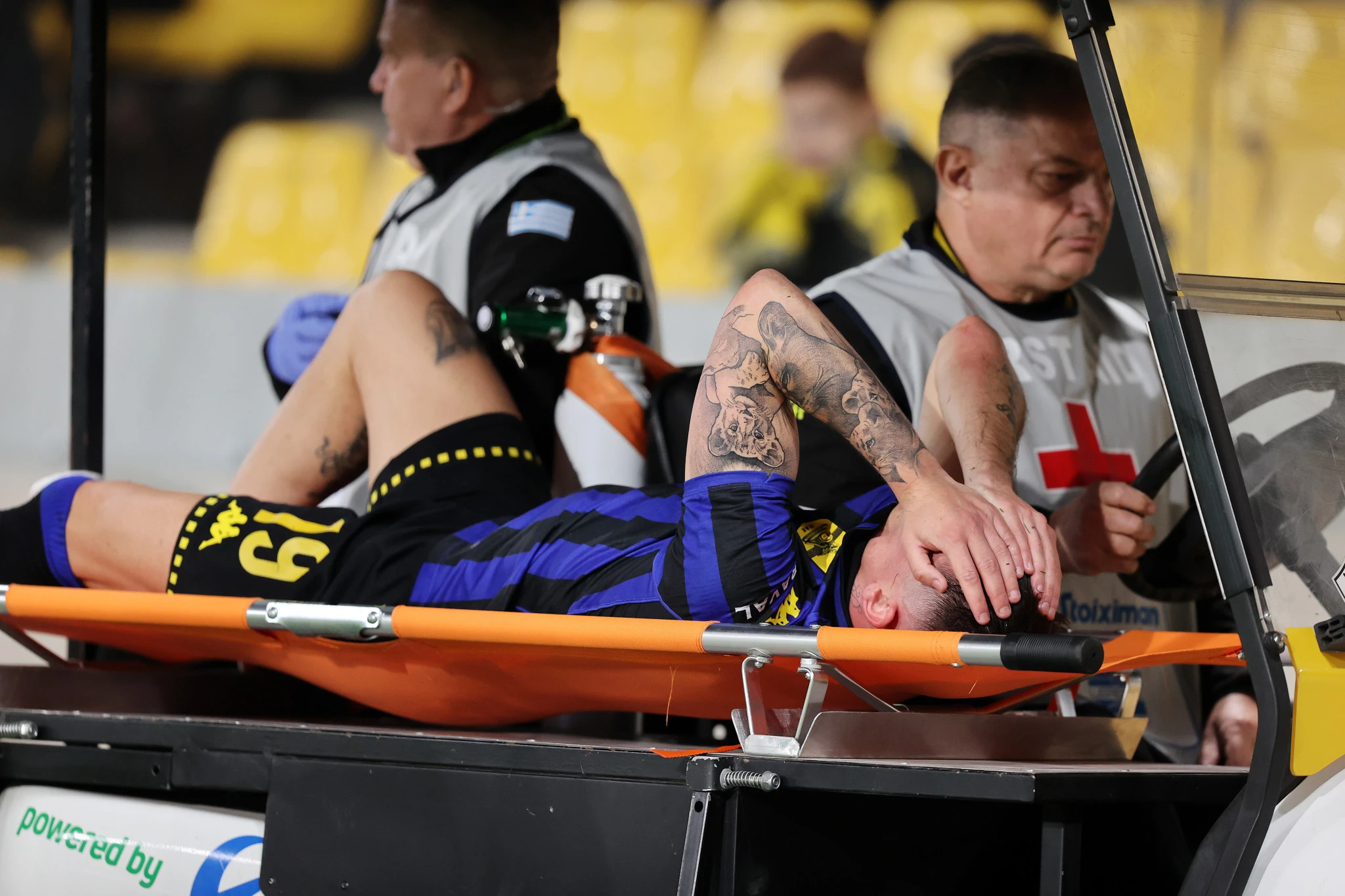 Αποχώρησε με φορείο ο Αλφαρέλα από το παιχνίδι Άρης - ΑΕΚ, Πηγή: Intime