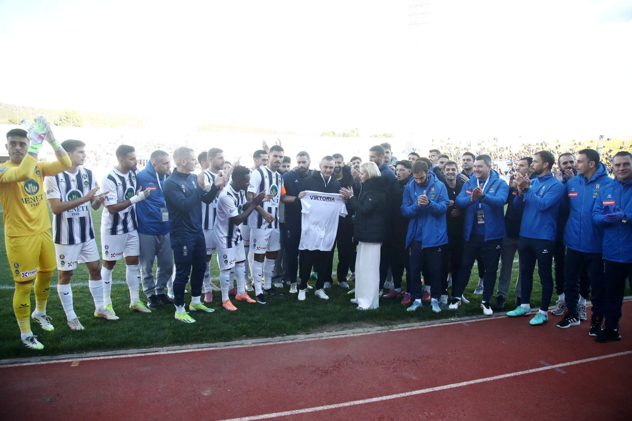 Οι ποδοσφαιριστές του Ηρακλή παρέδωσαν μια φανέλα στον προπονητή της ομάδας Νεμπόισα Βεγκνίεβιτς στην μνήμη του αδικοχαμένου εγγονιού του.