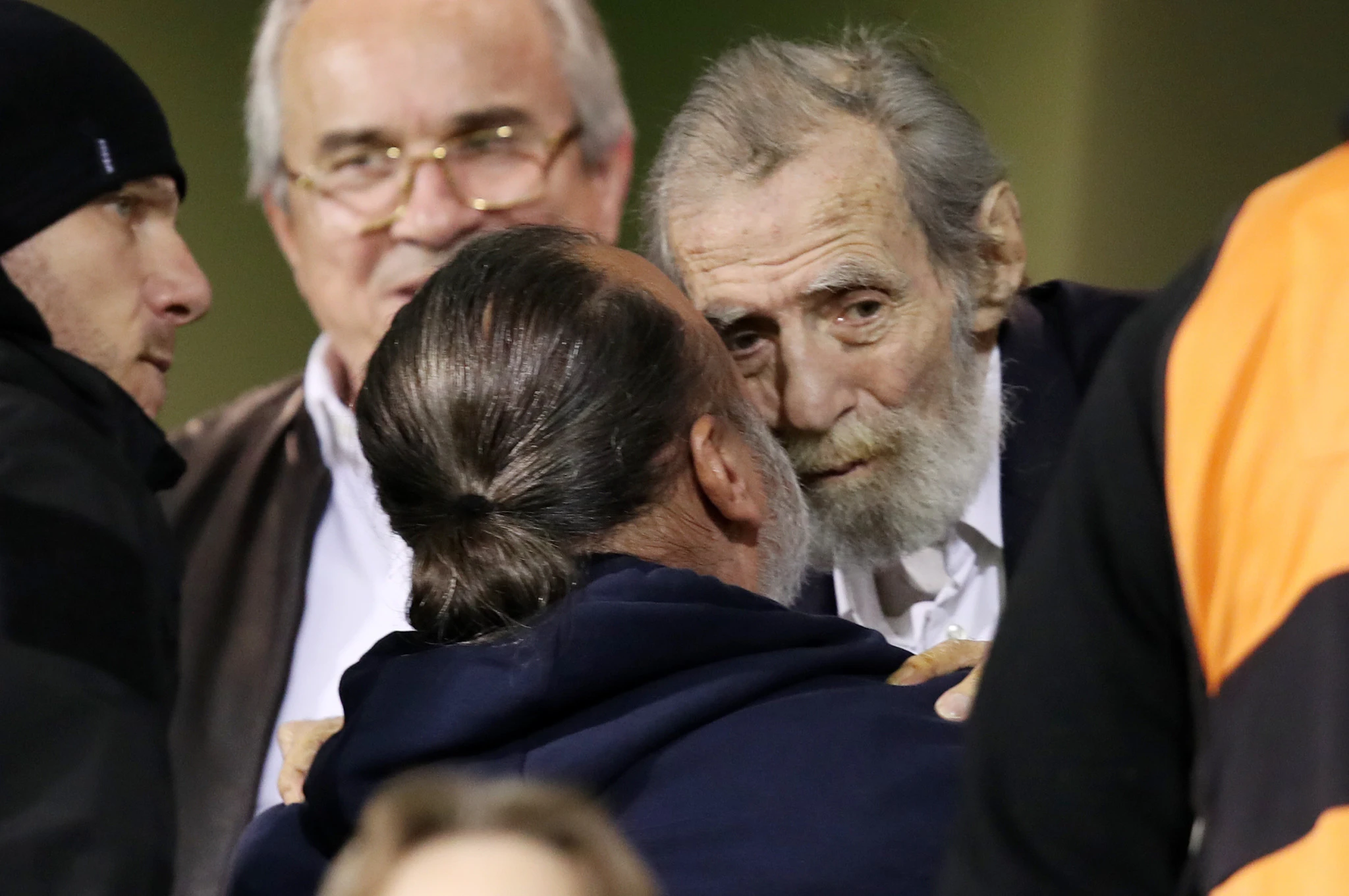 Ο Μάριος Ηλιόπουλος ασπάζεται τον Γιώργο Βαρδινογιάννη / Πηγή: Intime