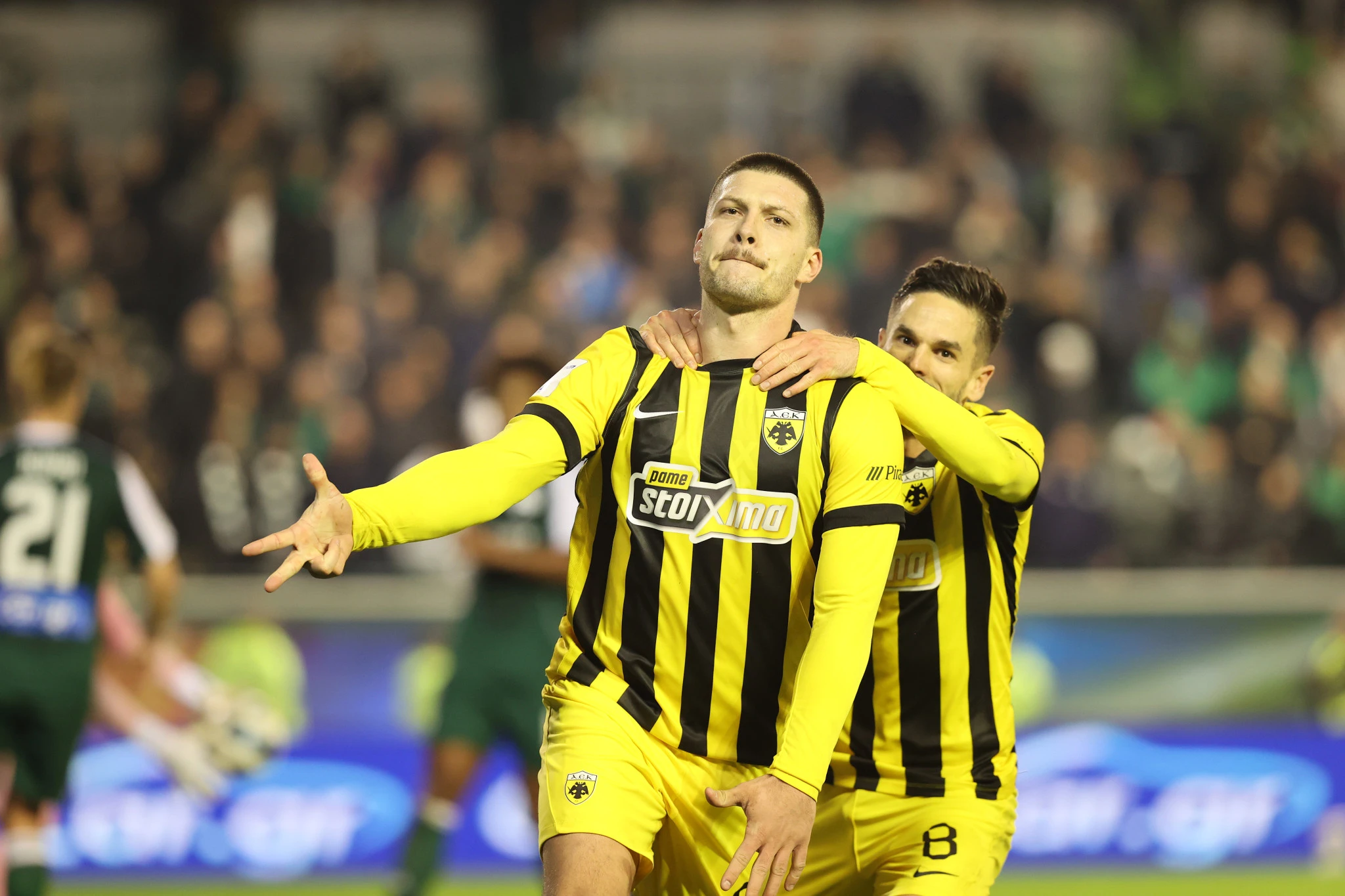 Ο Λούκα Γιόβιτς πανηγυρίζει με τον Μιγιάτ Γκατσίνοβιτς / Πηγή: Intime