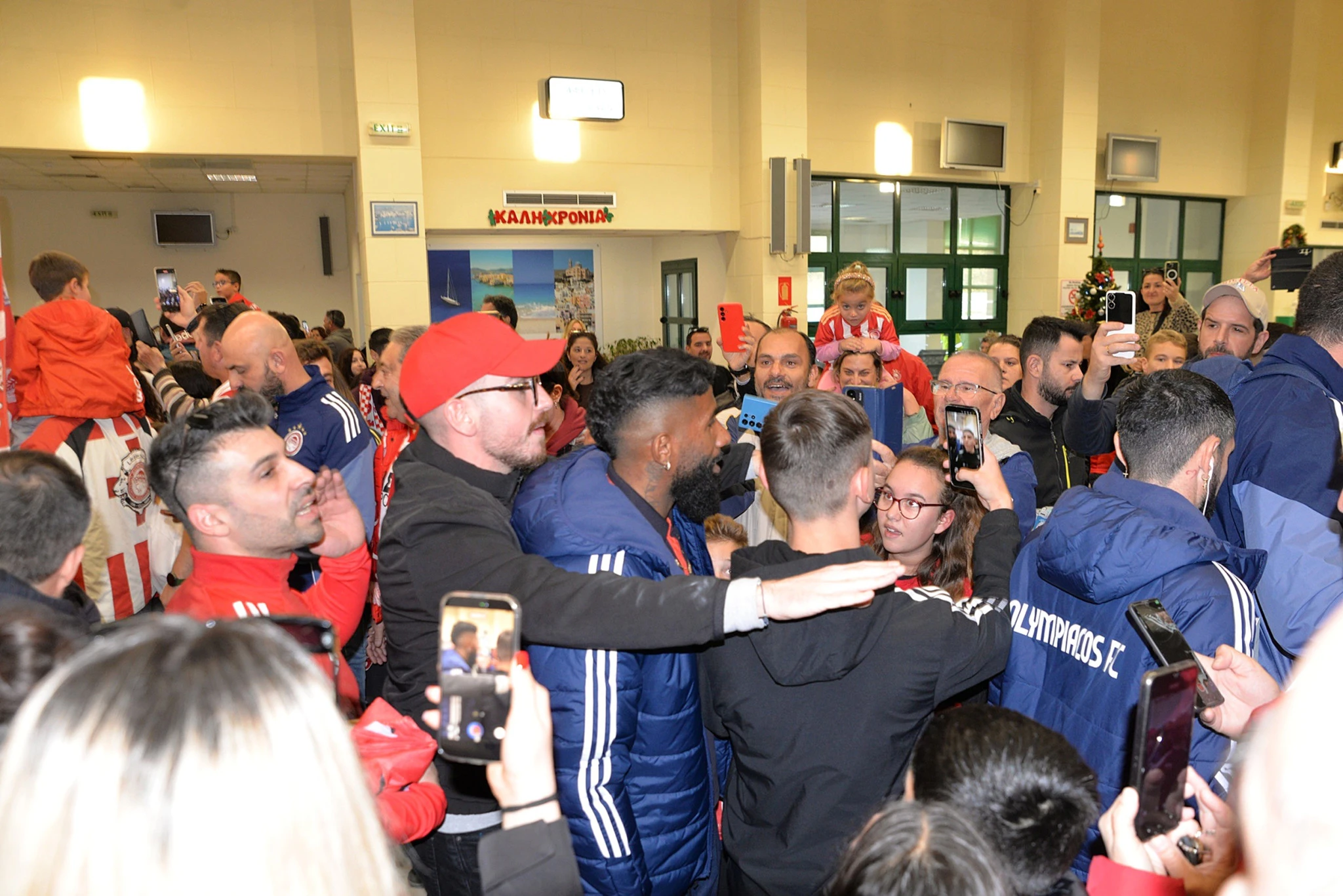 Η αποθέωση στην άφιξη του Ολυμπιακού στη Σύρο / Πηγή: Intime