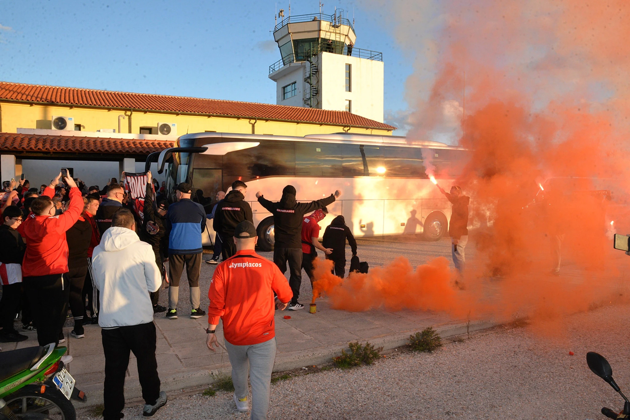 Η αποθέωση στην άφιξη του Ολυμπιακού στη Σύρο / Πηγή: Intime