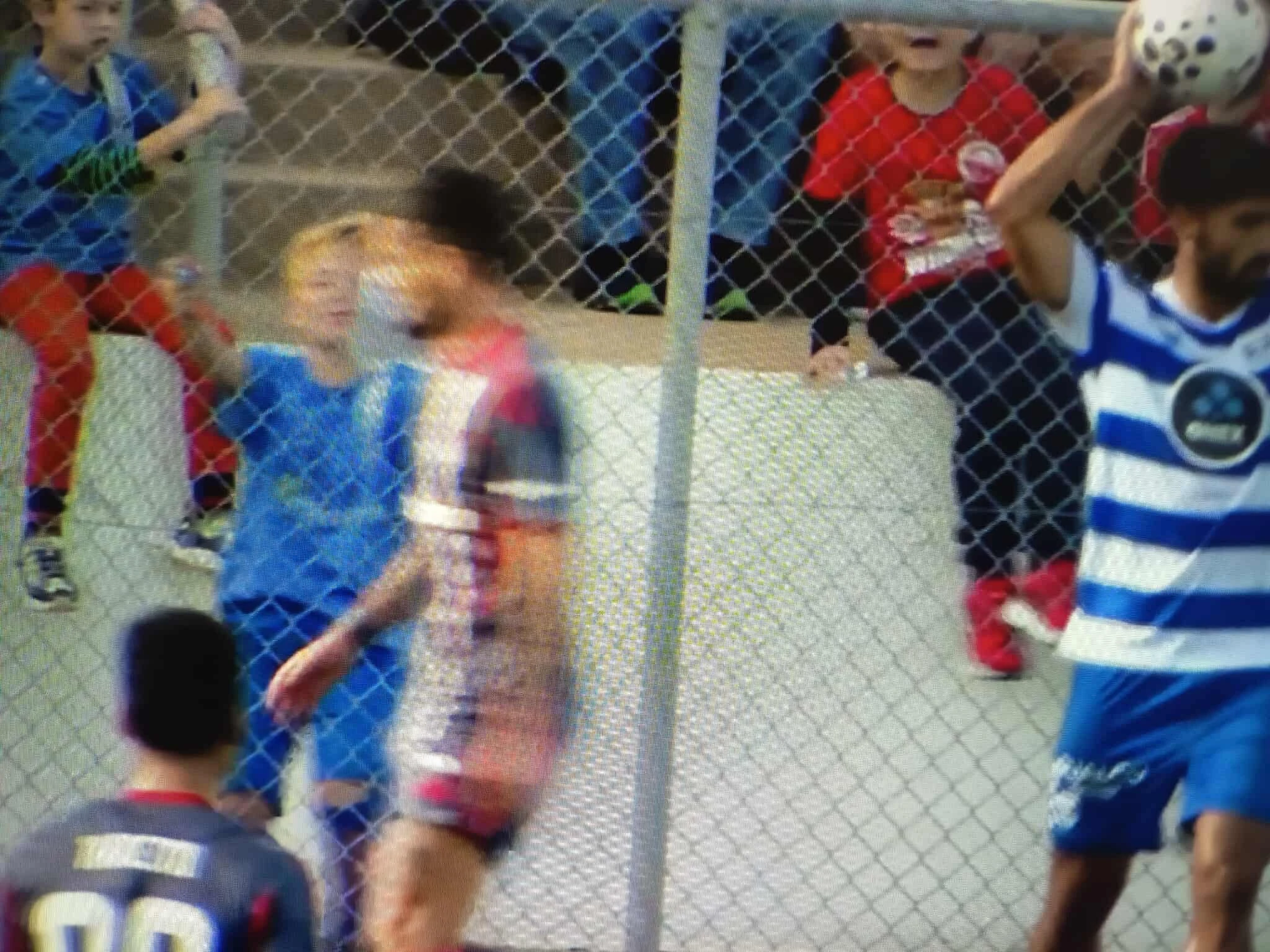 Η στιγμή που ο πιτσιρικάς ζητάει αυτόγραφο από τον Καμπελά εν ώρα αγώνα