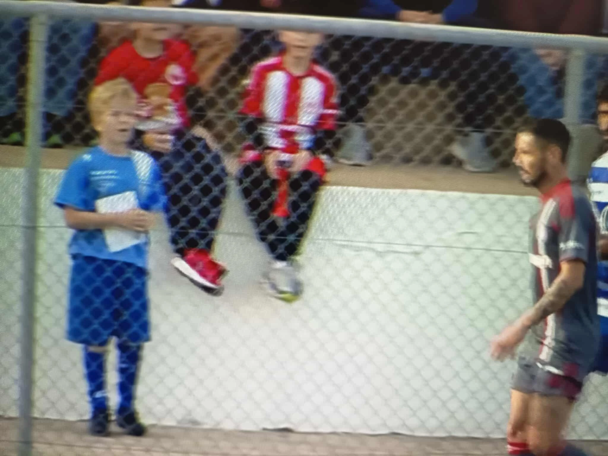 Η στιγμή που ο πιτσιρικάς ζητάει αυτόγραφο από τον Καμπελά εν ώρα αγώνα