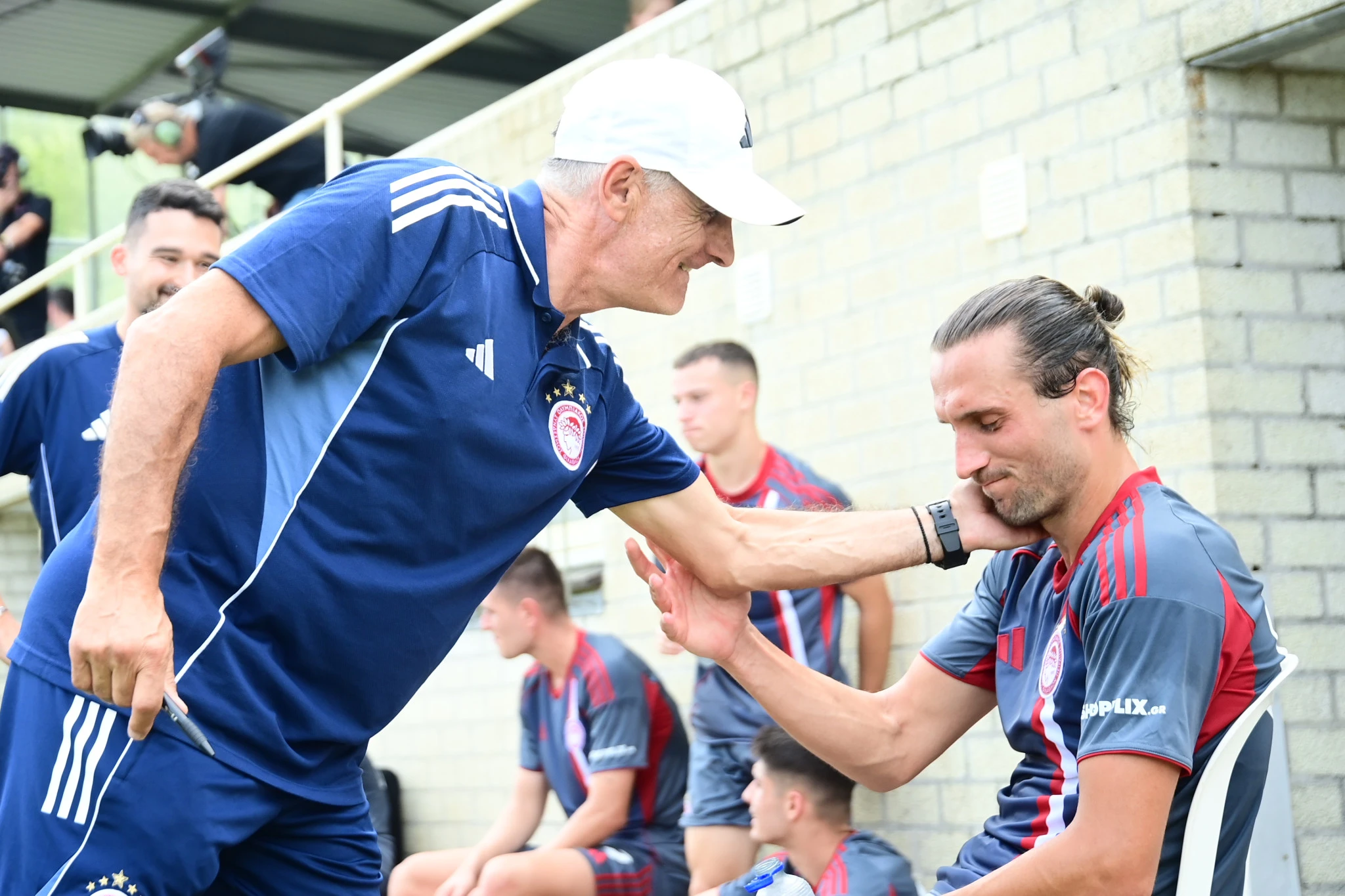 Ο Μεντιλίμπαρ συγχαίρει τον κορυφαίο του αγώνα στη Σύρο, Γιουσούφ Γιαζίτζι / Πηγή: Eurokinissi