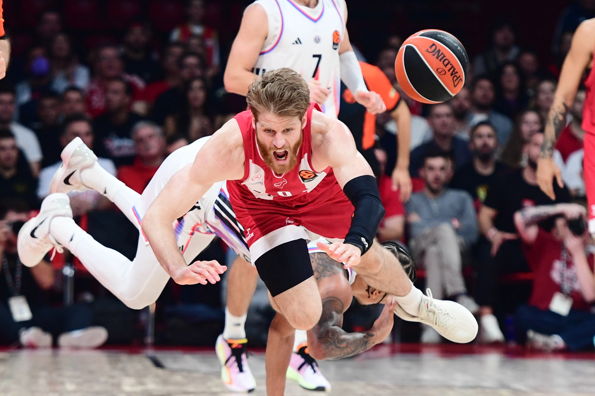 Ο Τόμας Γουόκαπ βουτάει για την μπάλα - Πηγή: Eurokinissi