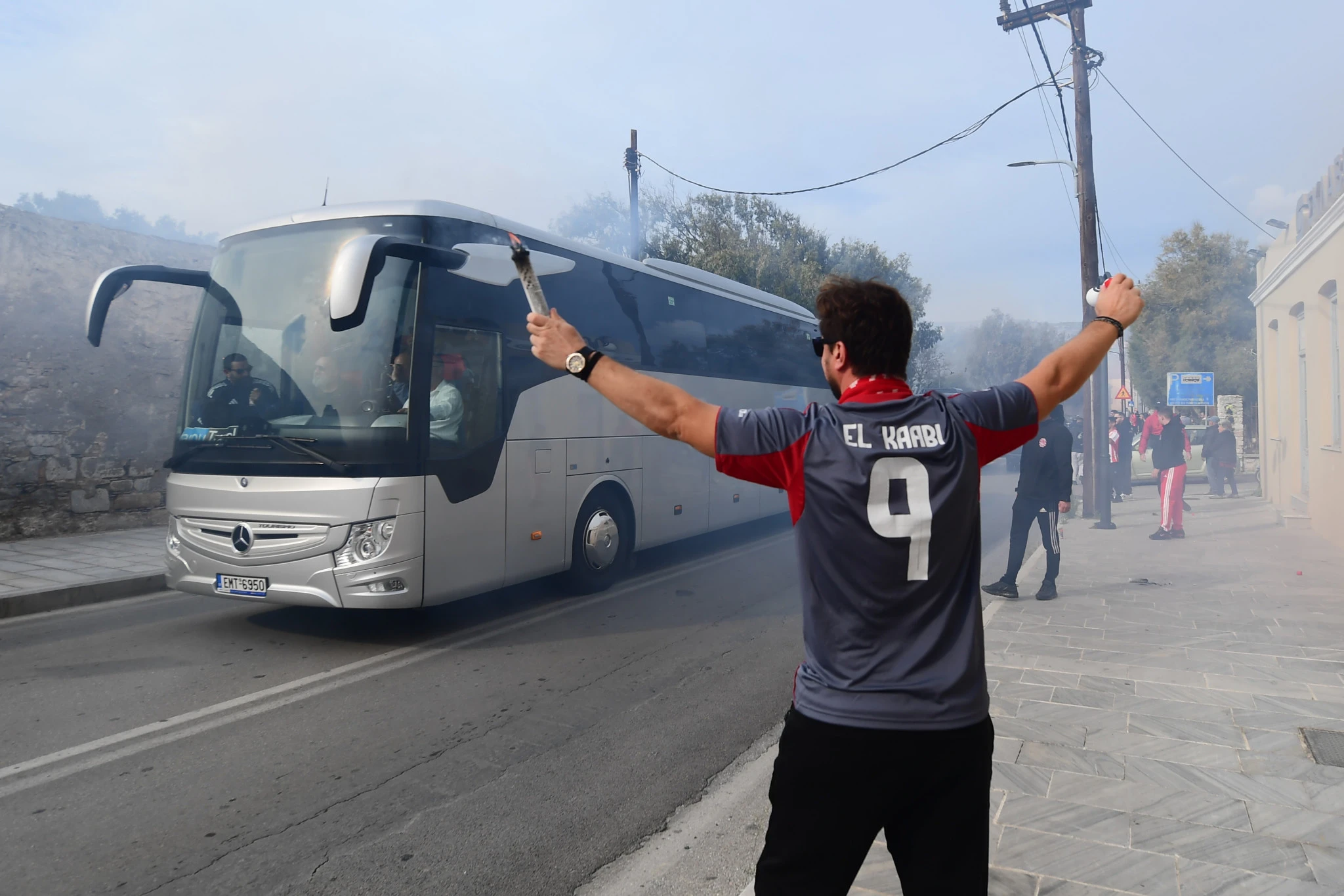 Οπαδοί του Ολυμπιακού συνοδεύουν την αποστολή της ομάδας / Πηγή: Eurokinissi