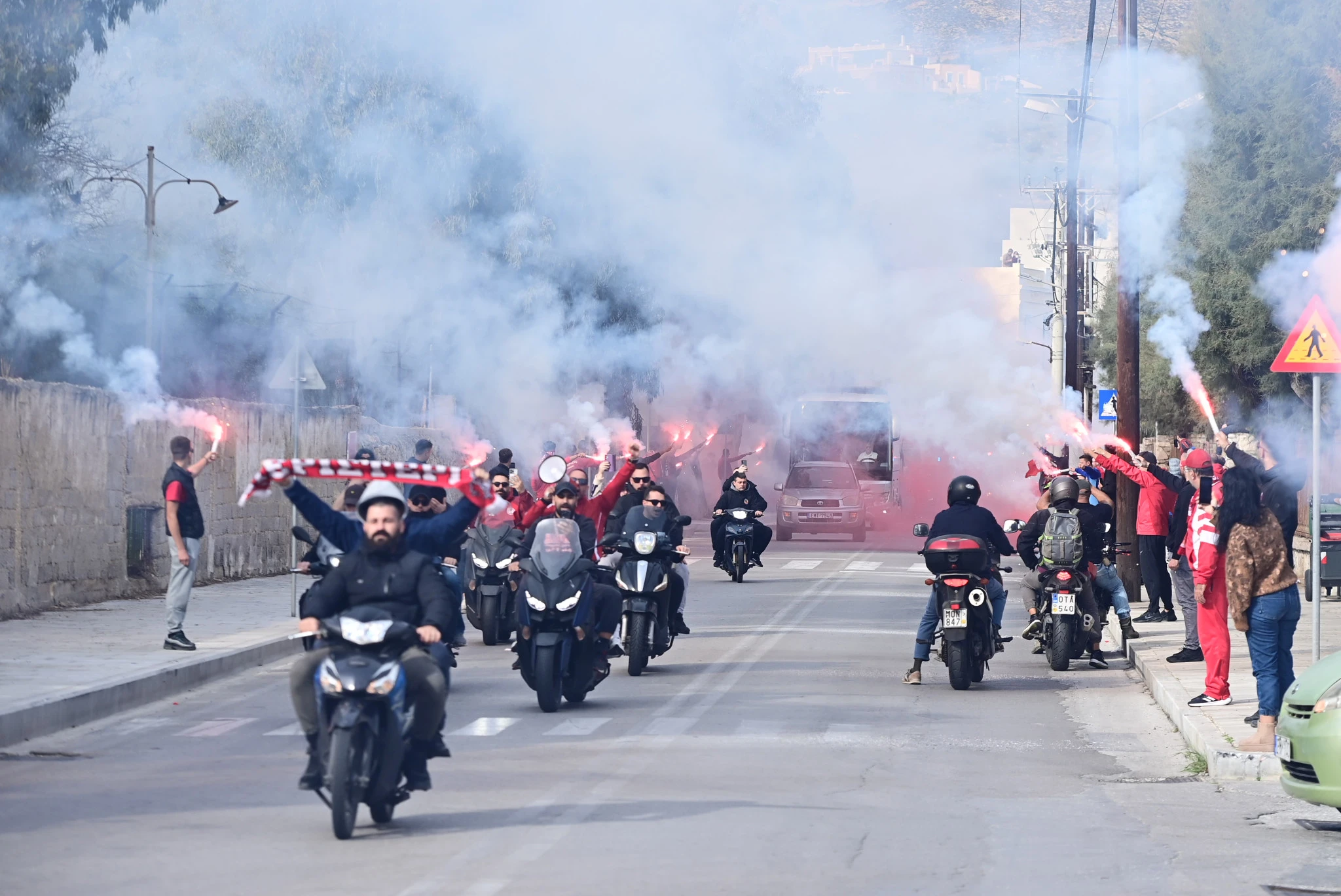 Οπαδοί του Ολυμπιακού συνοδεύουν την αποστολή της ομάδας / Πηγή: Eurokinissi