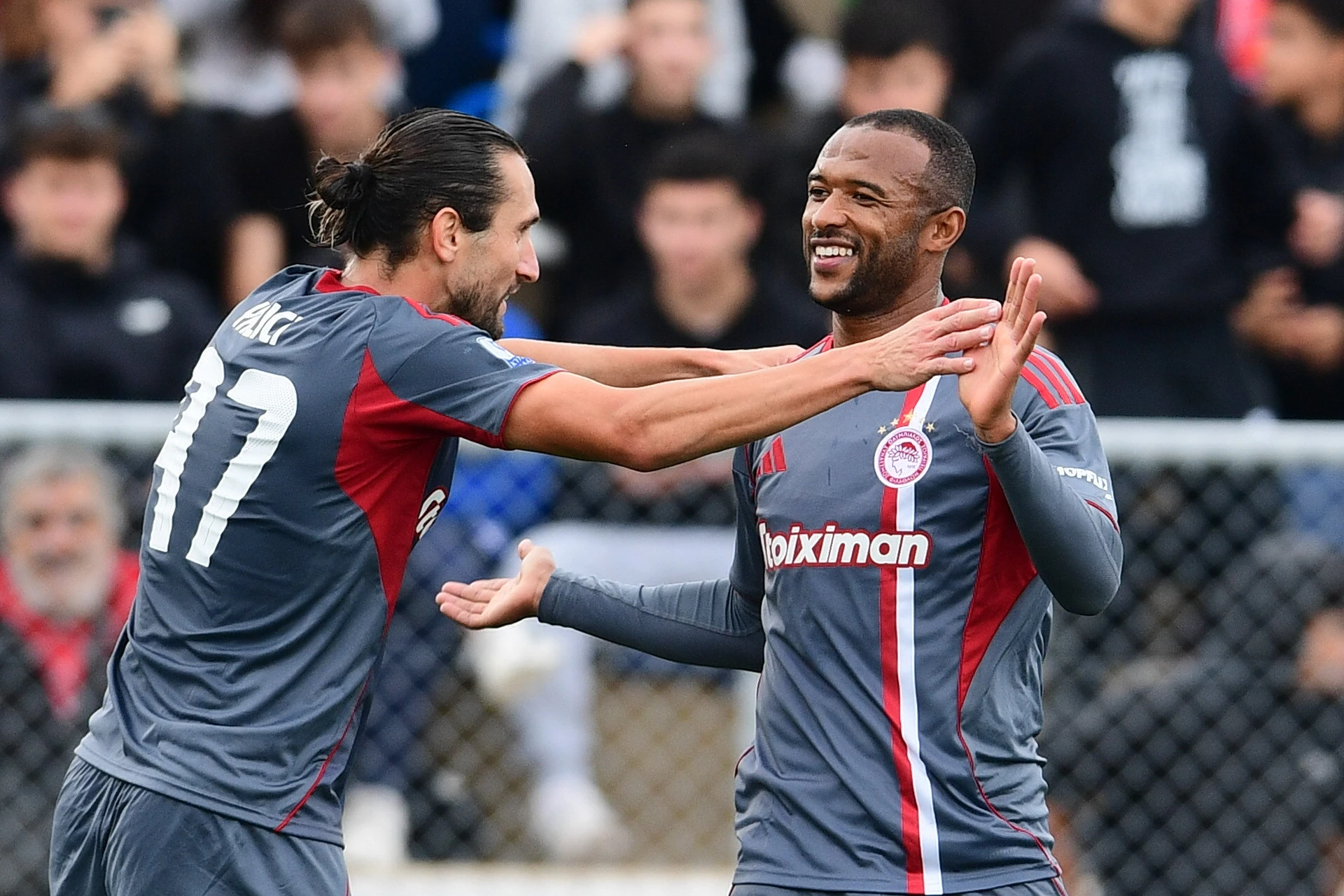 Ο Γιουσούφ Γιαζίτζι πανηγυρίζει μαζί με τον Αγιούμπ Ελ Κααμπί / Πηγή: Eurokinissi