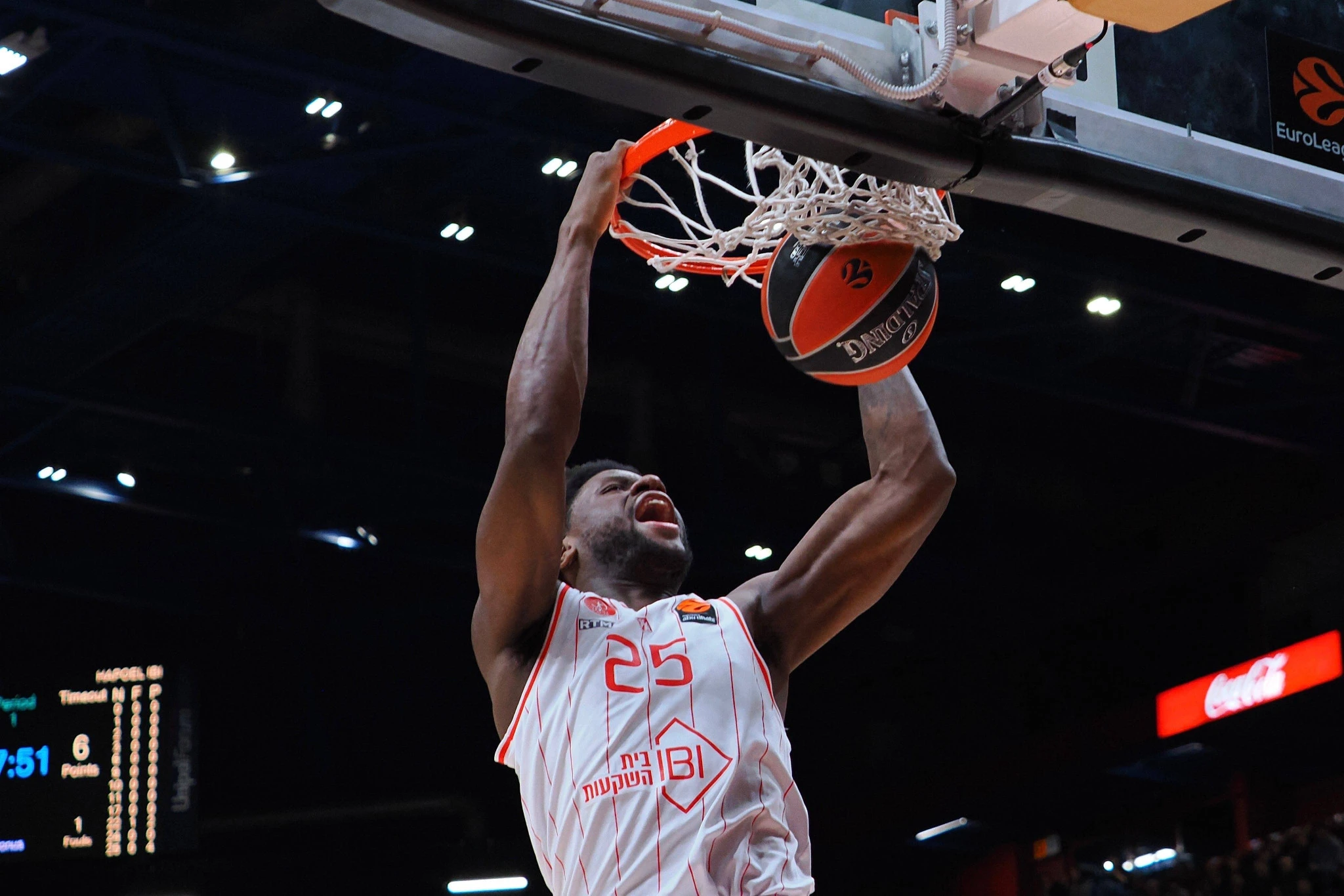 Ο Νταν Οτούρου καρφώνει με μανία / Πηγή: Imago