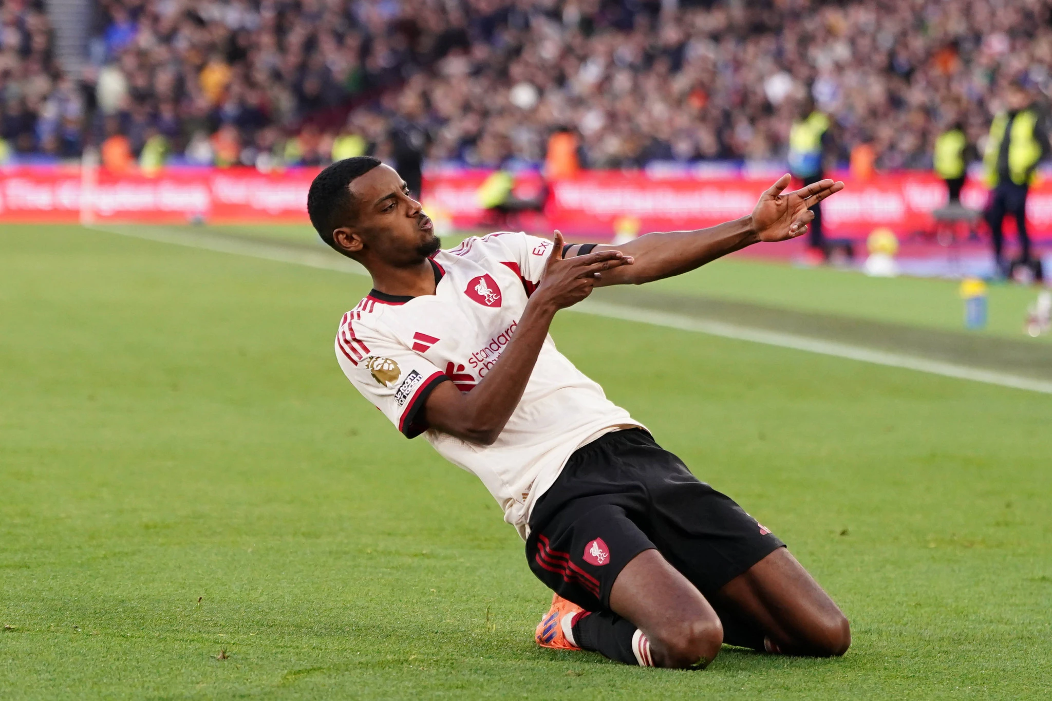 Ο Αλεξάντερ Ίσακ πανηγυρίζει το πρώτο του γκολ με τη φανέλα της Λίβερπουλ / Πηγή: Imago