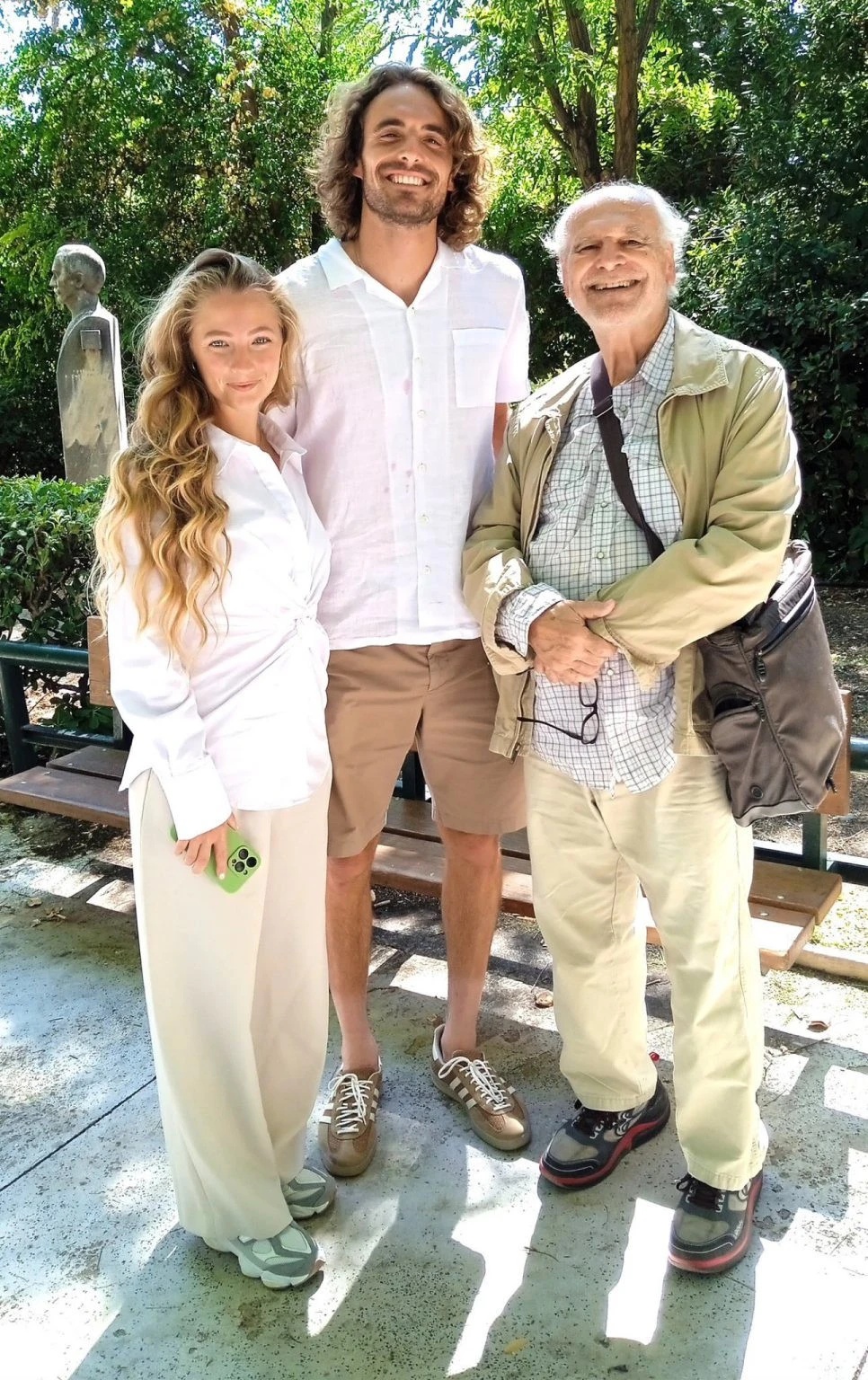 Ο Στέφανος Τσιτσιπάς με τη νέα του σύντροφο στον Εθνικό Κήπο 