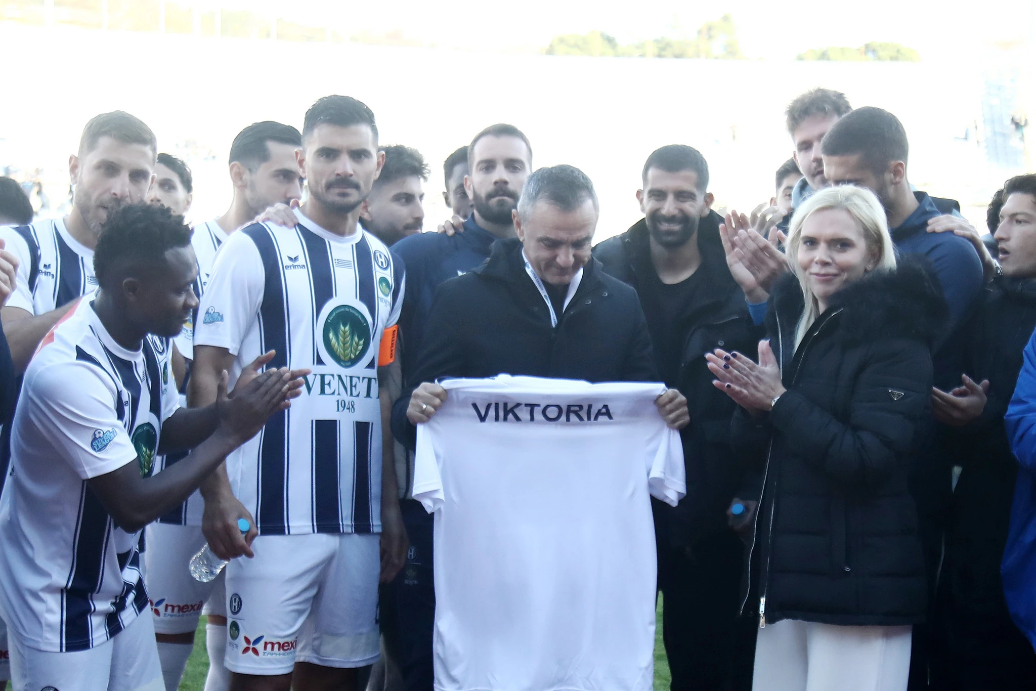 Οι ποδοσφαιριστές του Ηρακλή παρέδωσαν μια φανέλα στον προπονητή της ομάδας Νεμπόισα Βεγκνίεβιτς στην μνήμη του αδικοχαμένου εγγονιού του.