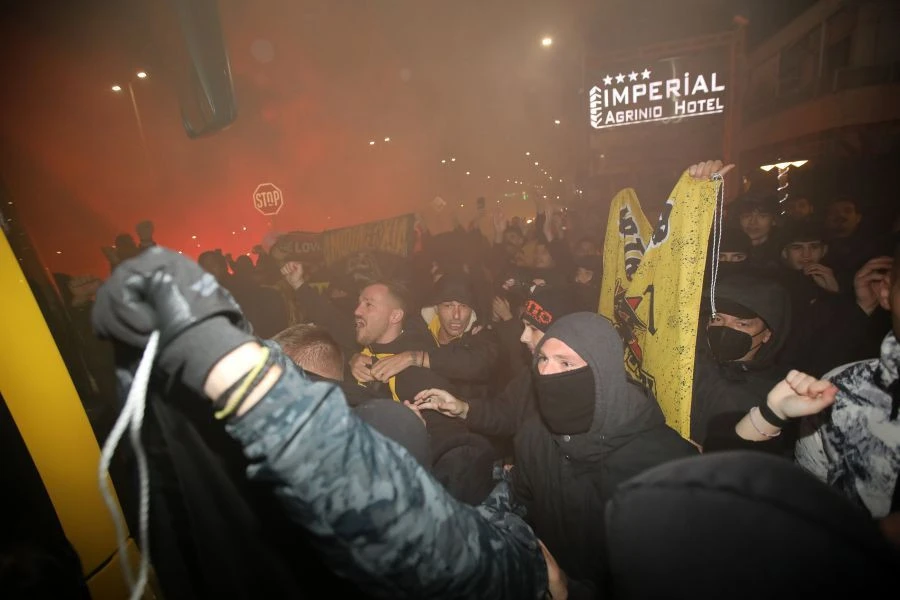 Η αποθεωτική υποδοχή της ΑΕΚ στο Αγρίνιο / Πηγή: Intime