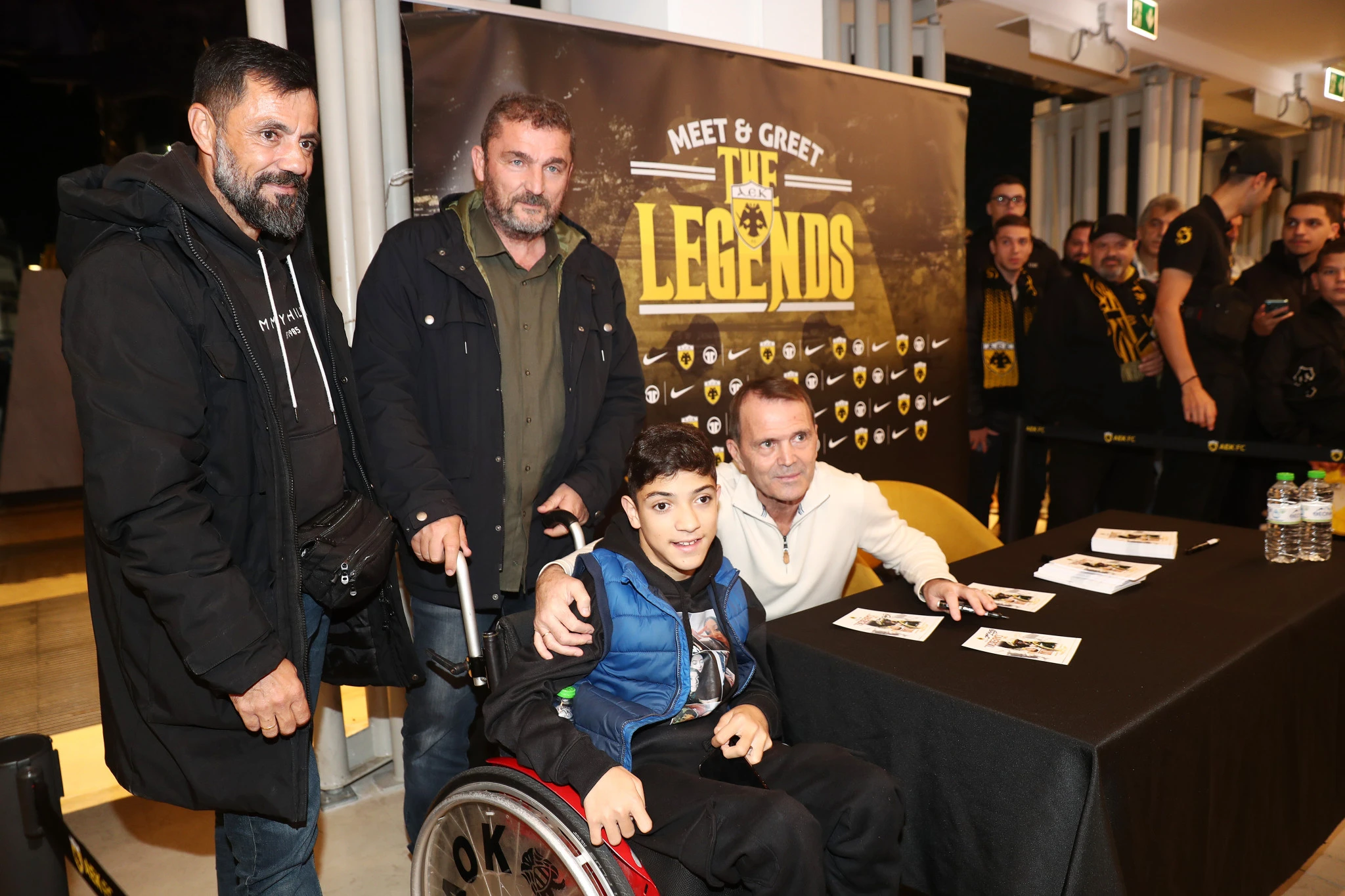 Ο Τόνι Σαβέφσκι με τον μικρό Γιαννάκη / Πηγή: Intime