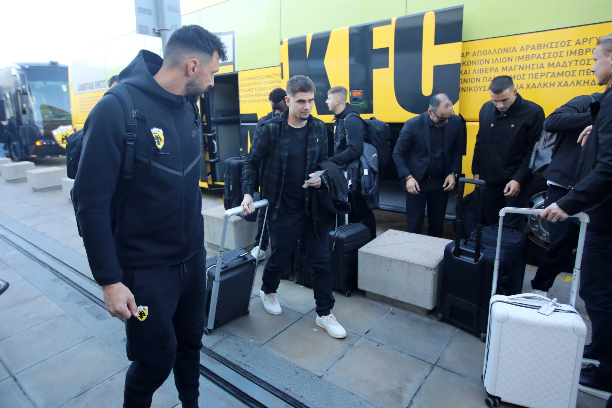 Ξεκίνησε το ταξίδι της για Σαμψούντα η ΑΕΚ / Πηγή: Intime