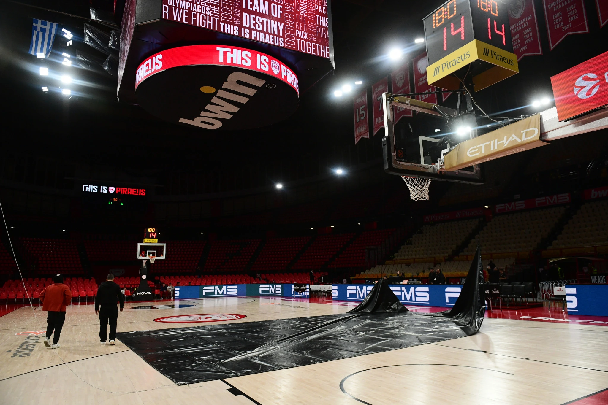 Τα πλαστικά πανιά στο ΣΕΦ - Πηγή: Eurokinissi Τα πλαστικά πανιά στο ΣΕΦ - Πηγή: Eurokinissi