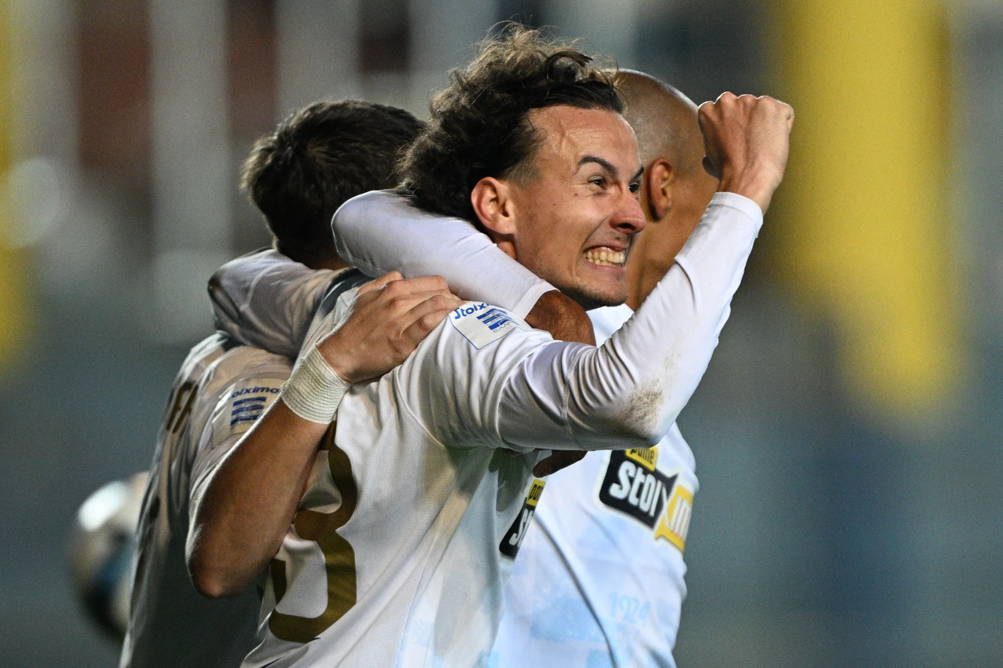 Ο Ρόμπερτ Λιούμπιτσιτς πανηγυρίζει με τους συμπαίκτες του / Πηγή: Eurokinissi