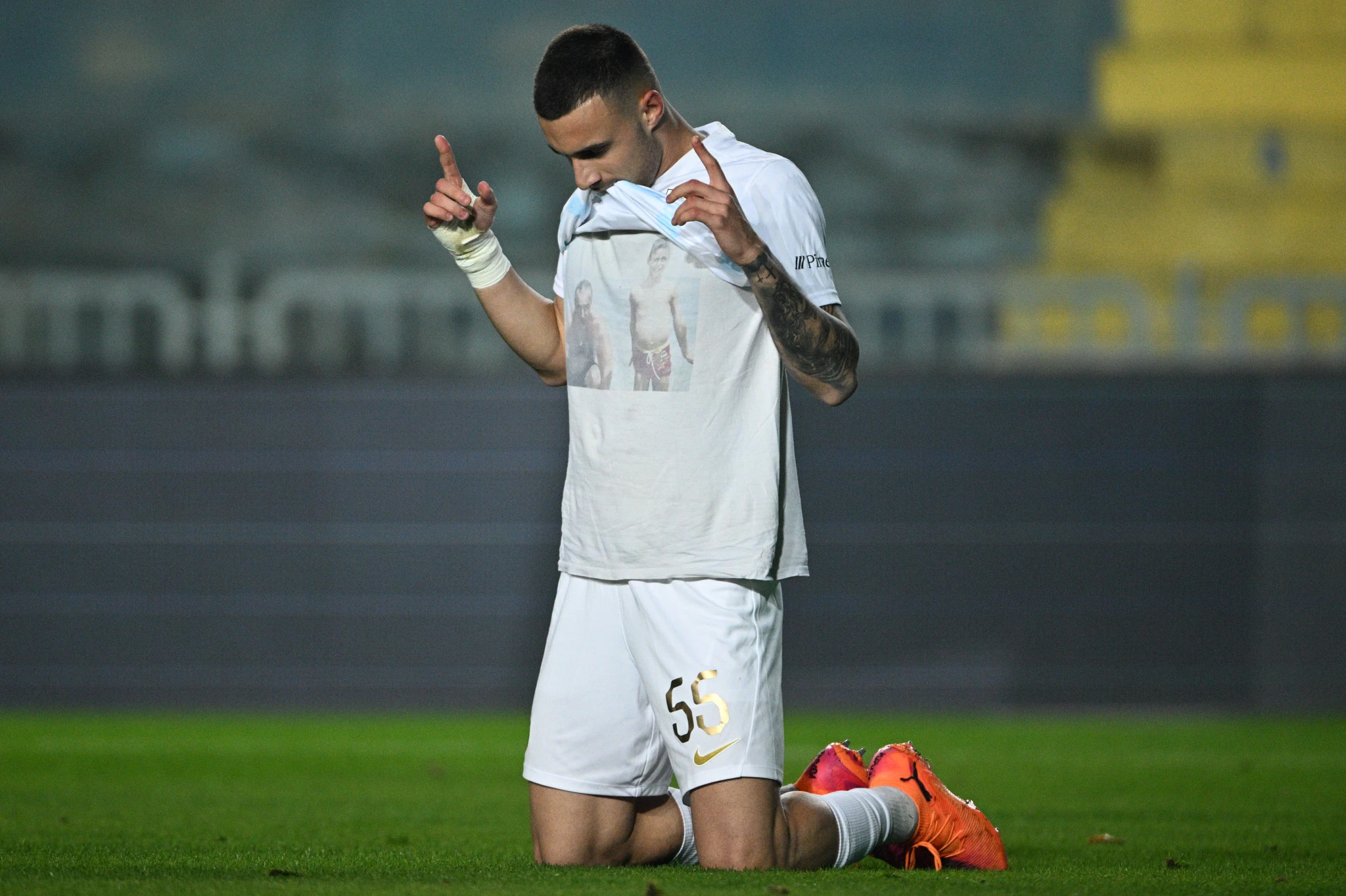 Η αφιέρωση του Χρυσόπουλου στον πατέρα του / Πηγή: Eurokinissi