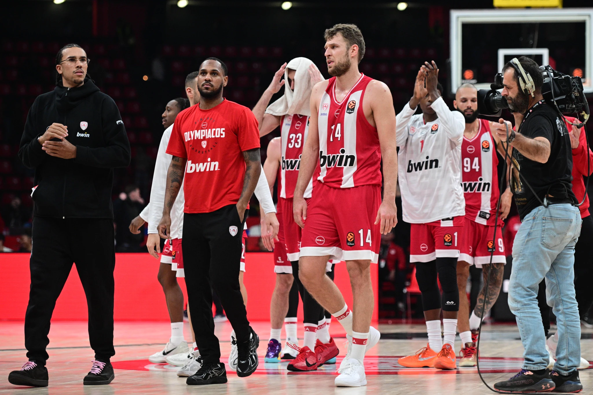 Απογοητευμένοι οι παίκτες του Ολυμπιακού μετά την εντός έδρας ήττα από τη Βαλένθια, Πηγή: Eurokinissi