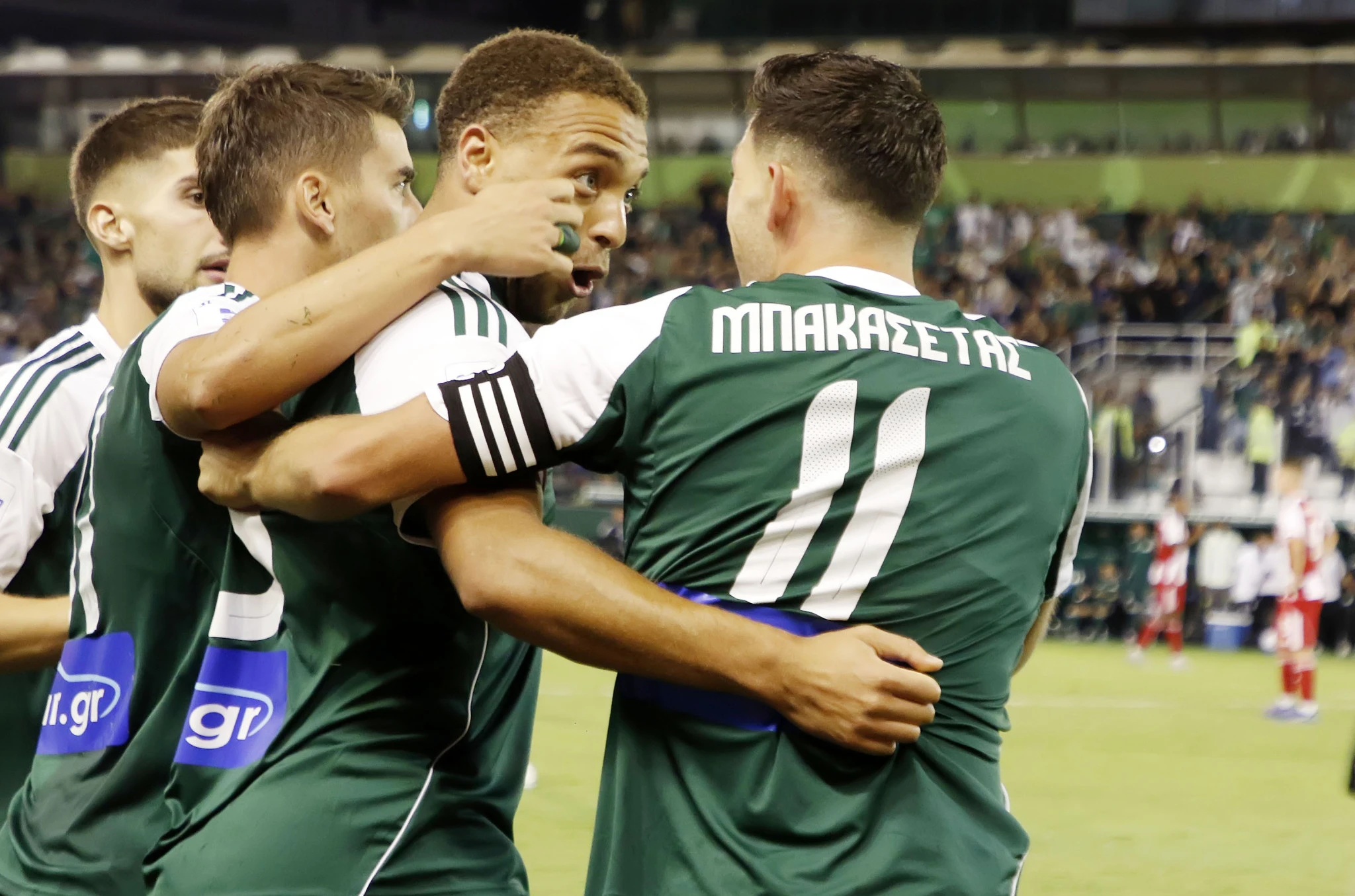 Ο Σίριλ Ντέσερς πανηγυρίζει μαζί με τον Τάσο Μπακασέτα - ΠΗΓΗ: ΙΝΤΙΜΕ