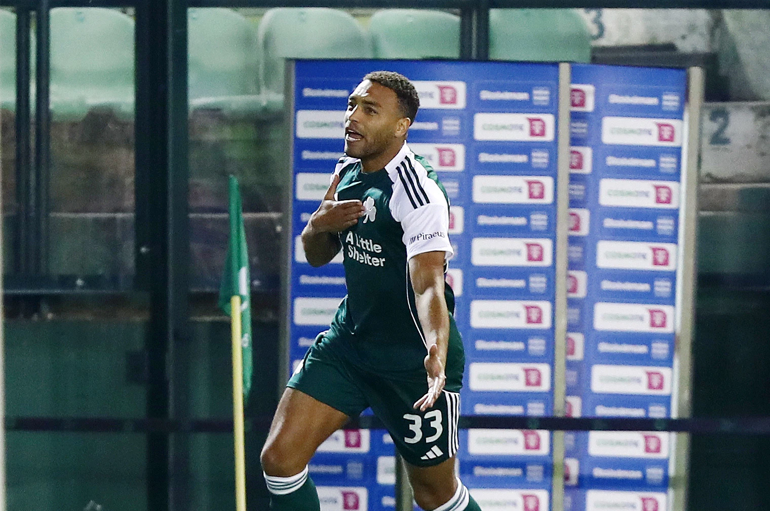 Ο Σίριλ Ντέσερς πανηγυρίζει το γκολ που σημείωσε - ΠΗΓΗ: ΙΝΤΙΜΕ