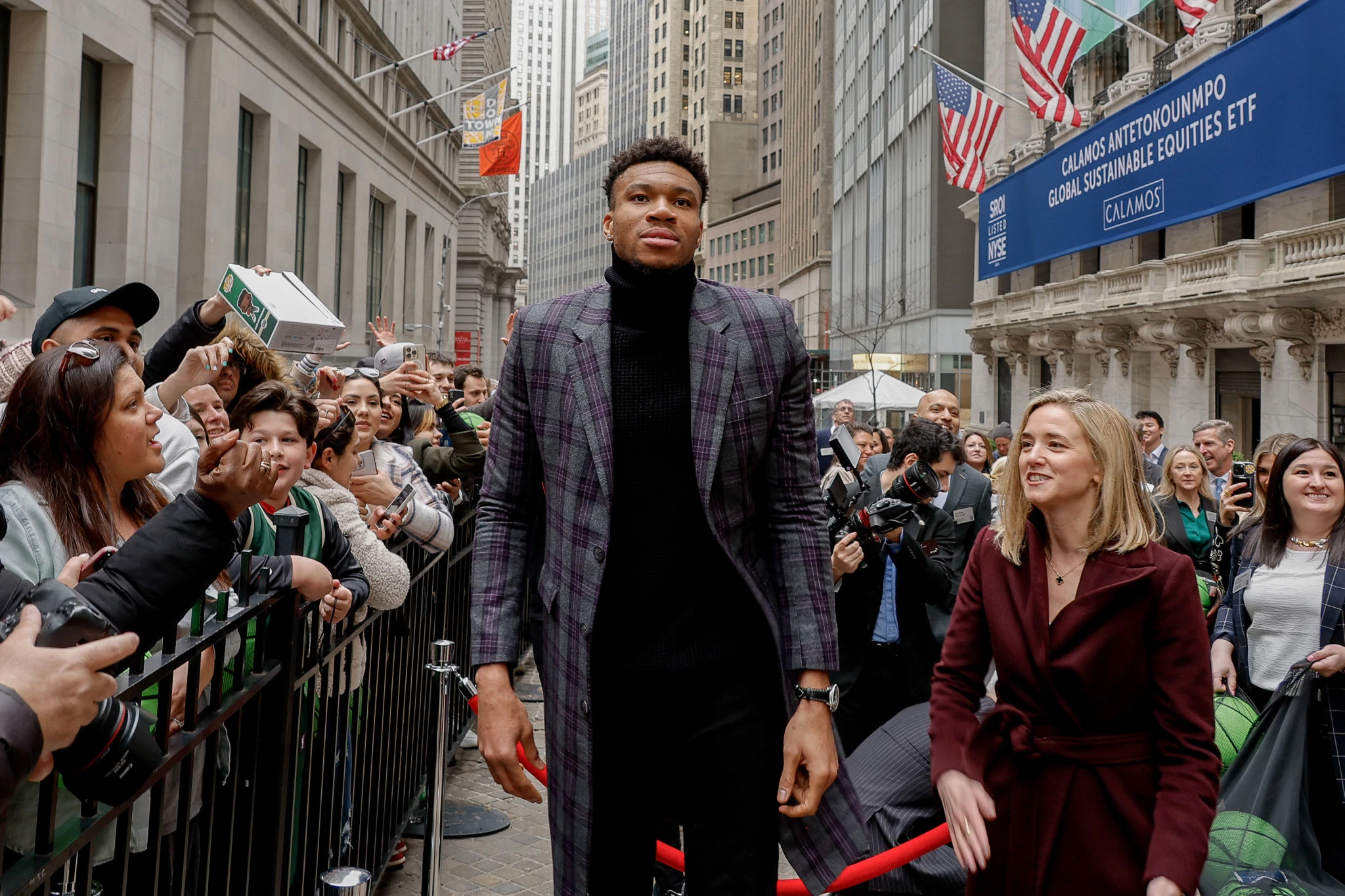Ο Γιάννης Αντετοκούνμπο εξω από το χρηματιστήριο της Νέας Υόρκης / Πηγή: Mike Coppola / Getty Images / Ideal Images