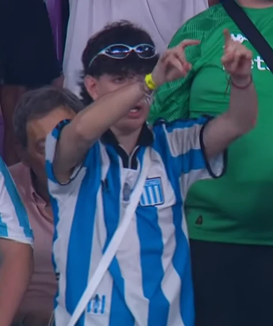 Οπαδός της Ρασίνγκ προσπαθεί να γρουσουζέψει κάνοντας «κερατάκια» πέναλτι της Εστουδιάντες / Πηγή: Screenshot