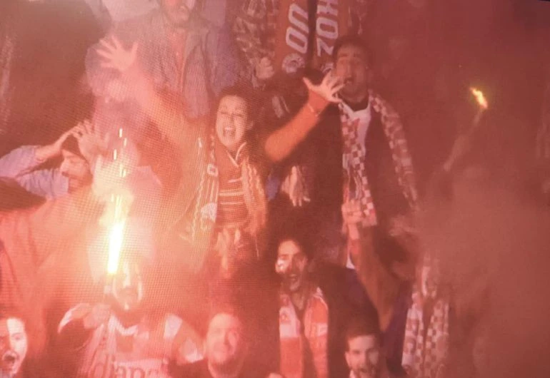 H σκηνή με τον Ολυμπιακό στο «Ριφιφί» / Screenshot