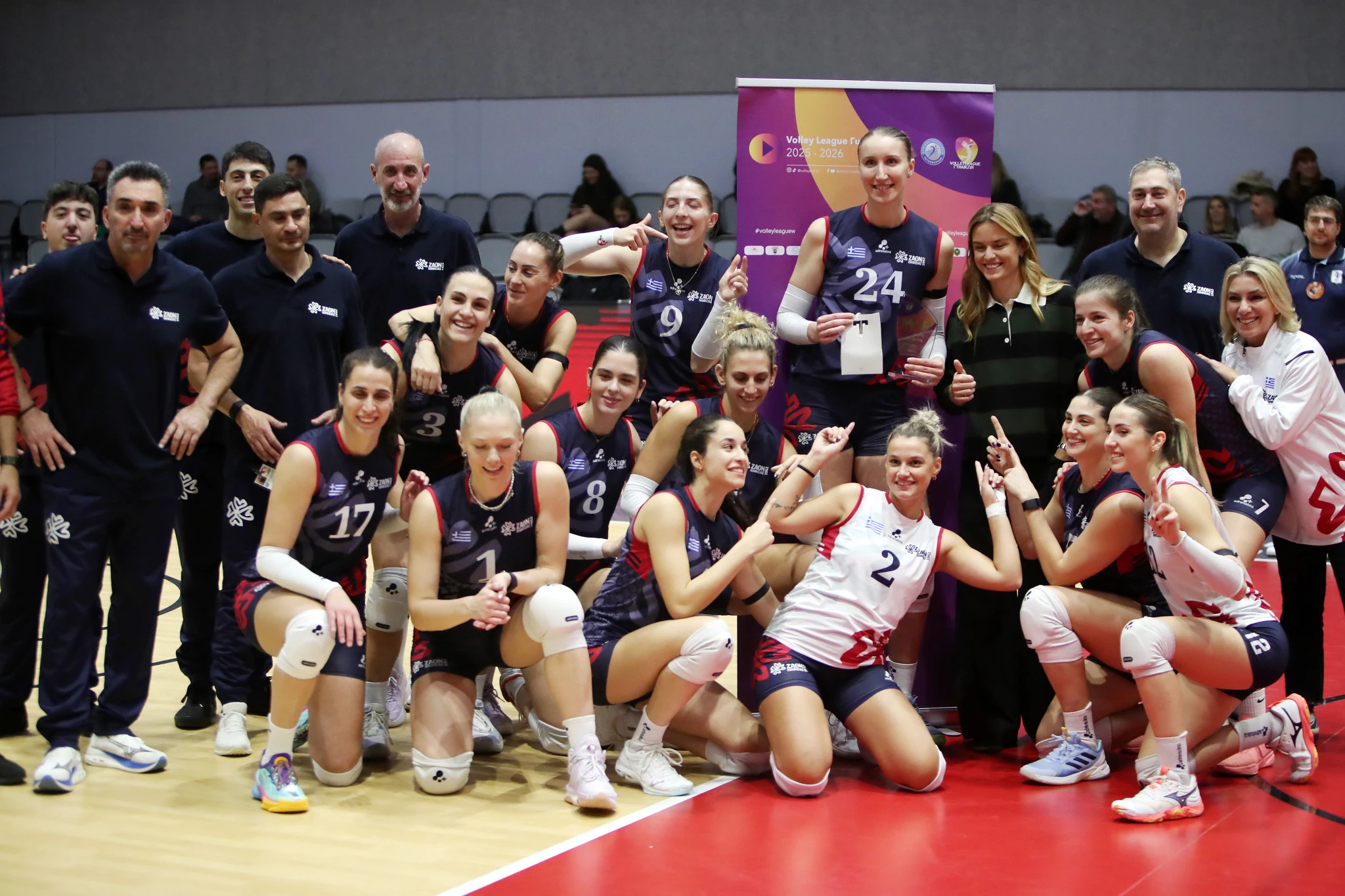 Η Μαρία Σάκκαρη με την ομάδα του ΖΑΟΝ / Πηγή: Intime